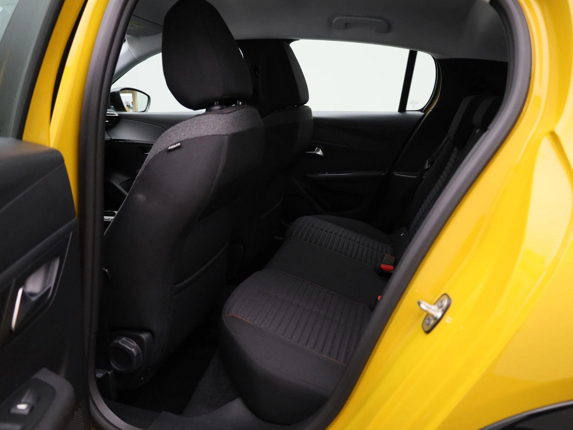 Peugeot-e-208-image-9