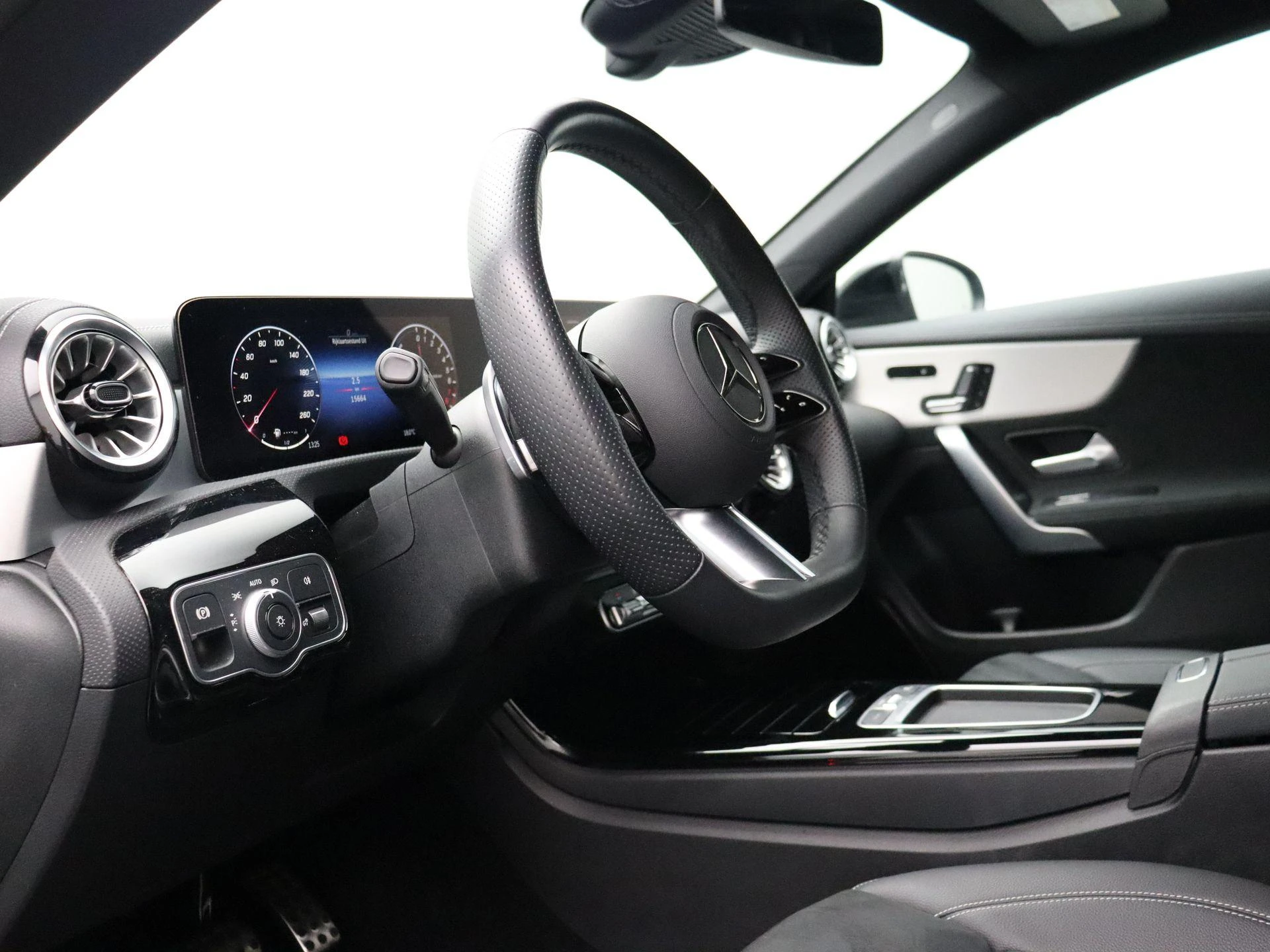 Mercedes-Benz-CLA-image-11