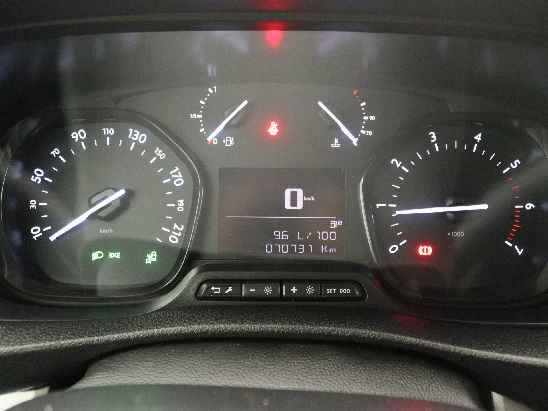 Opel-Vivaro-image-7