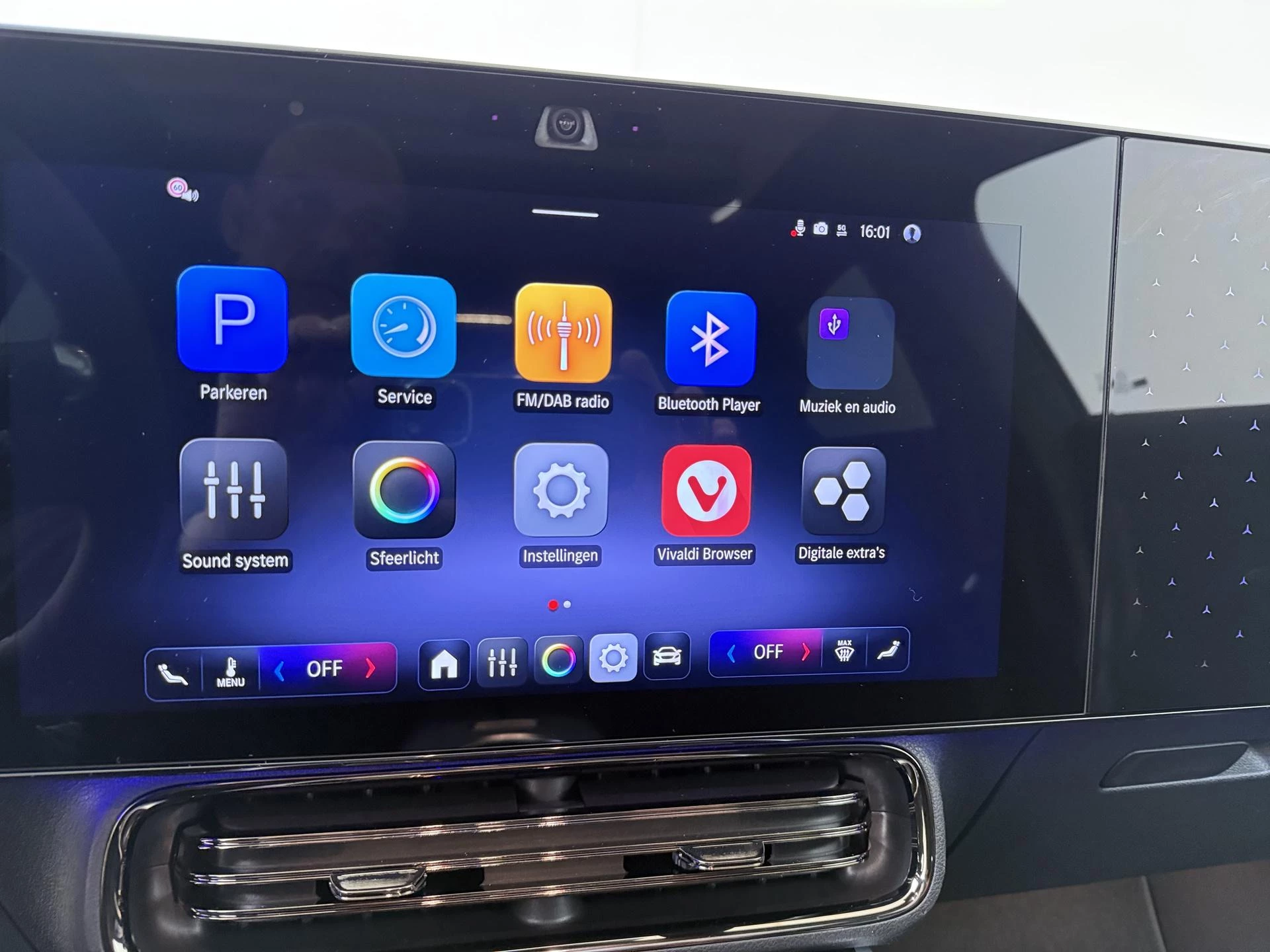 Mercedes-Benz-CLA-image-15