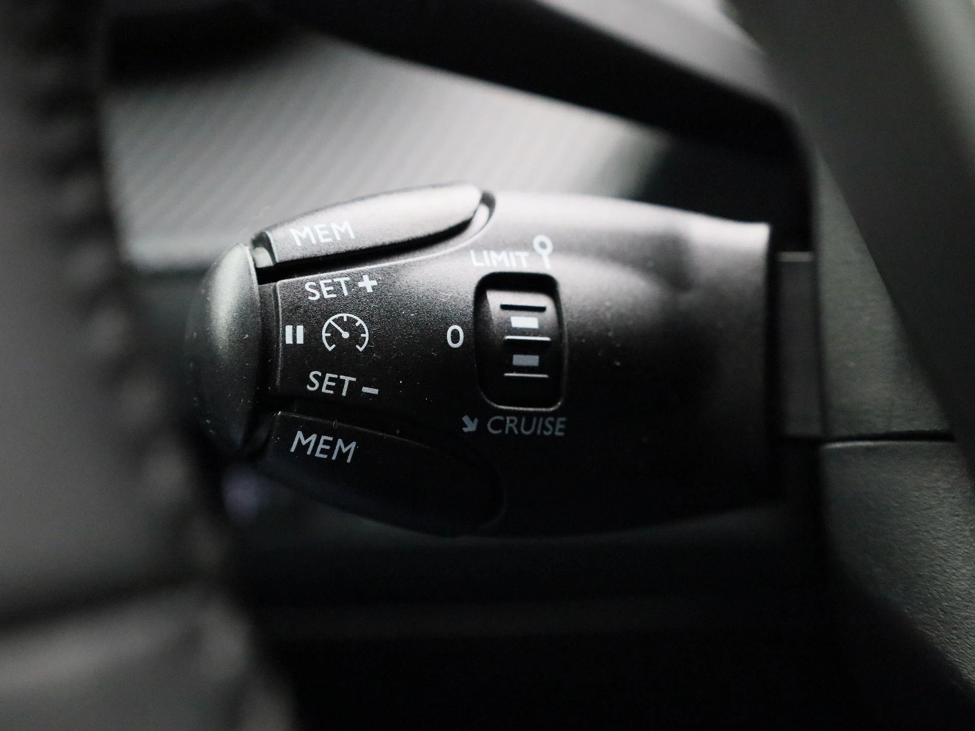 Peugeot-e-208-image-27