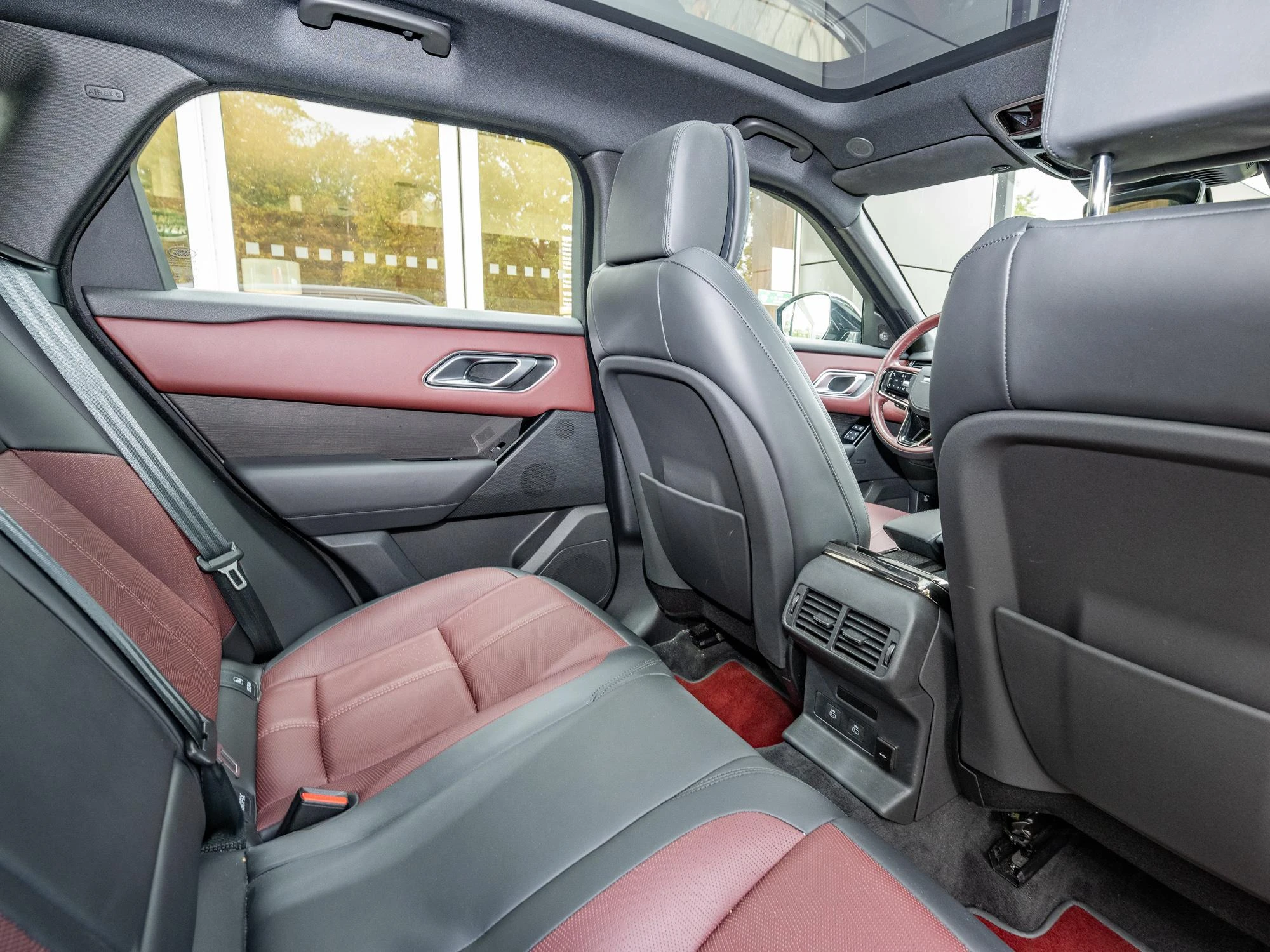 Land Rover-Range Rover Velar-image-18