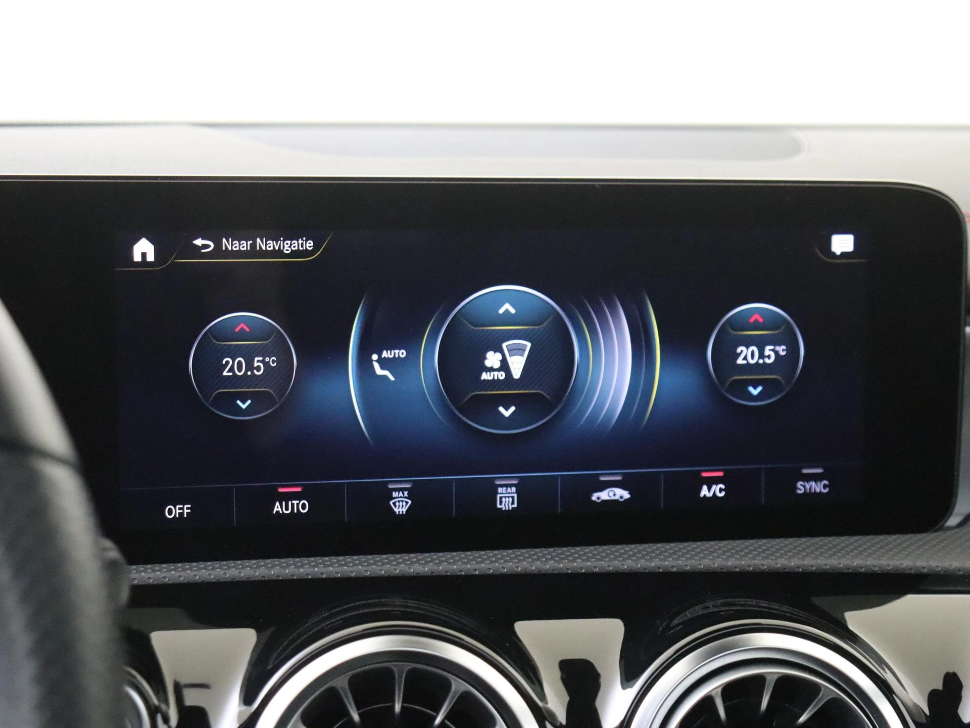 Mercedes-Benz-CLA-image-18