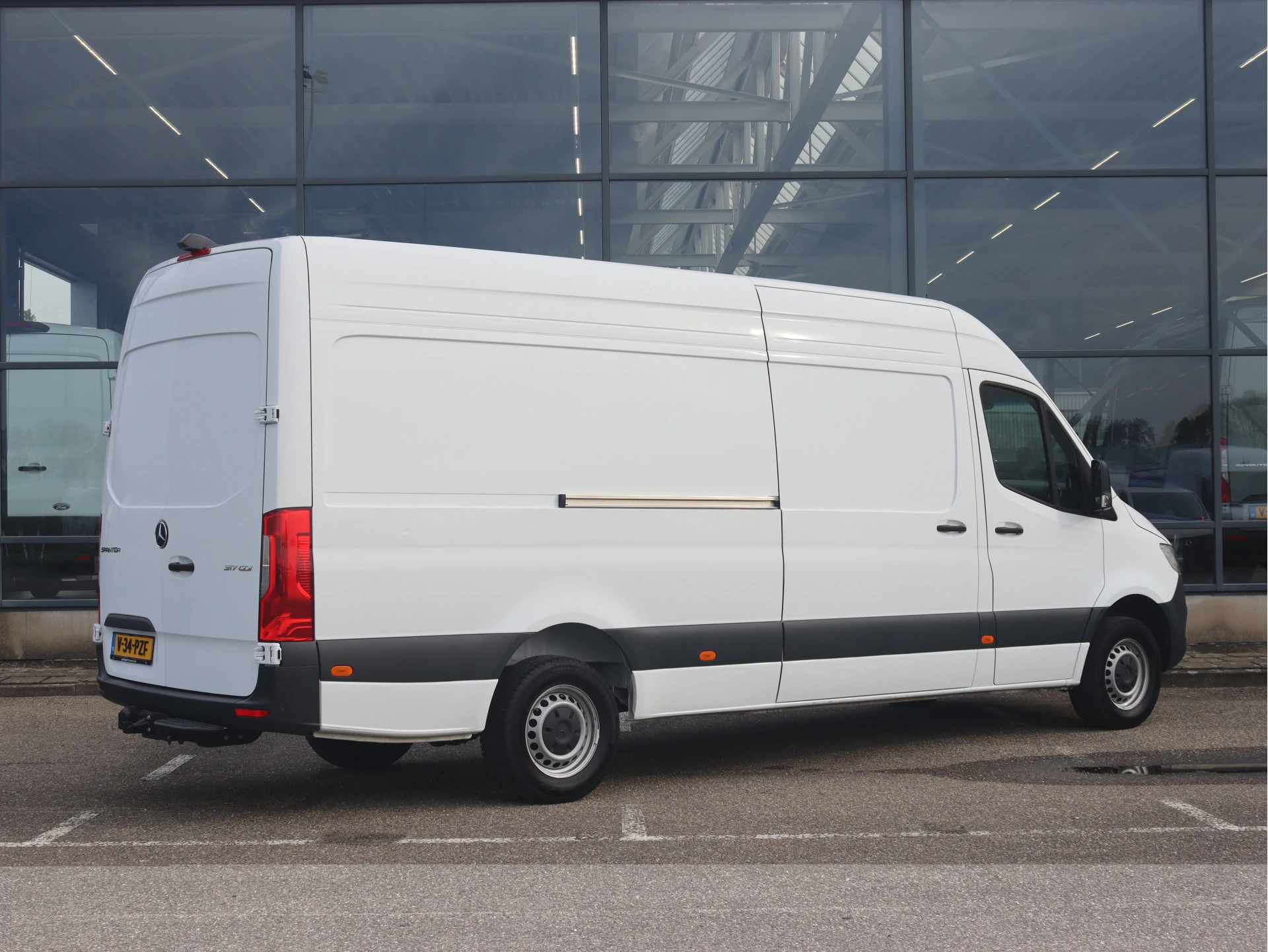 Mercedes-Benz-Sprinter-image-1