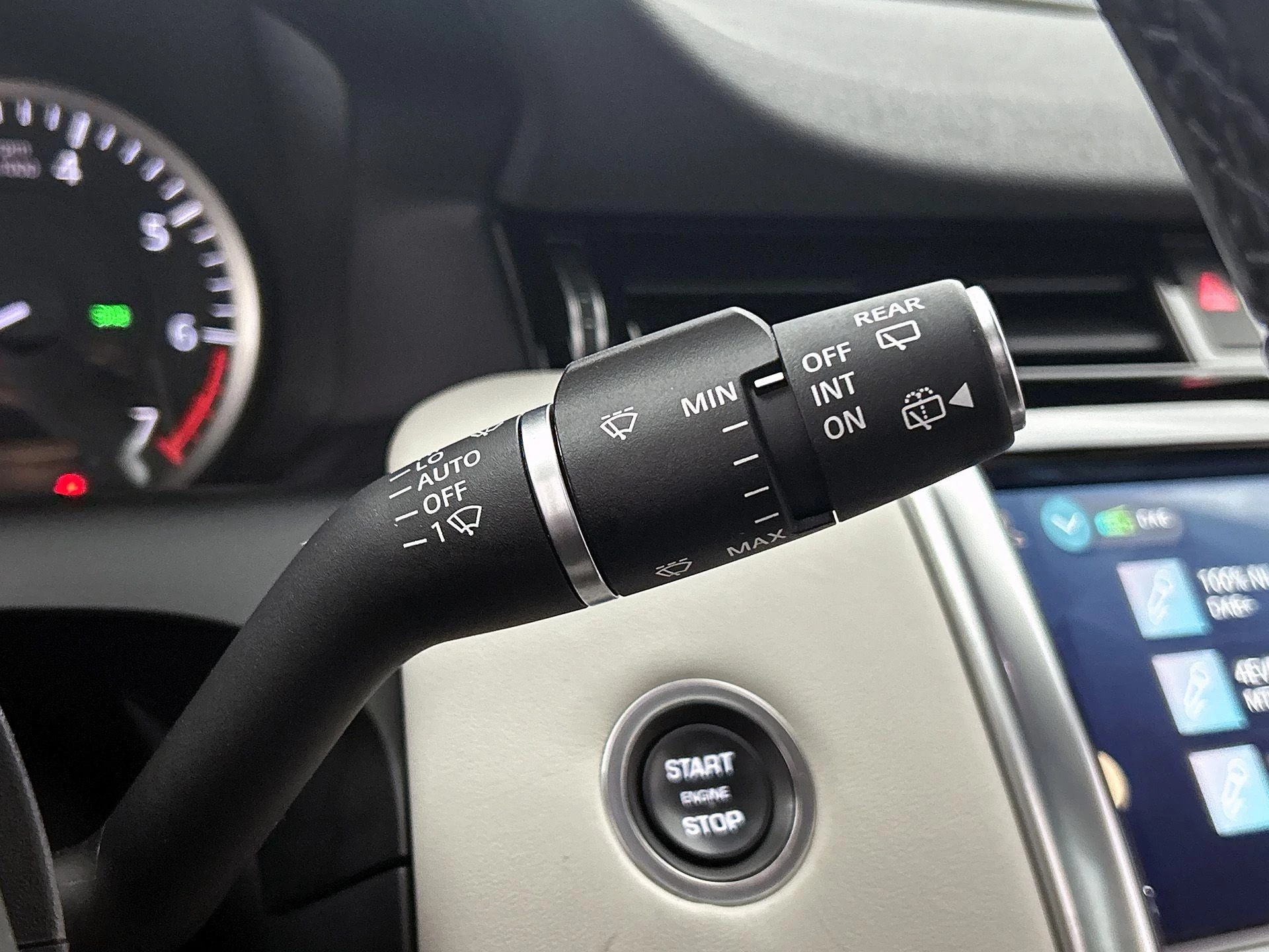 Land Rover-Discovery Sport-image-10