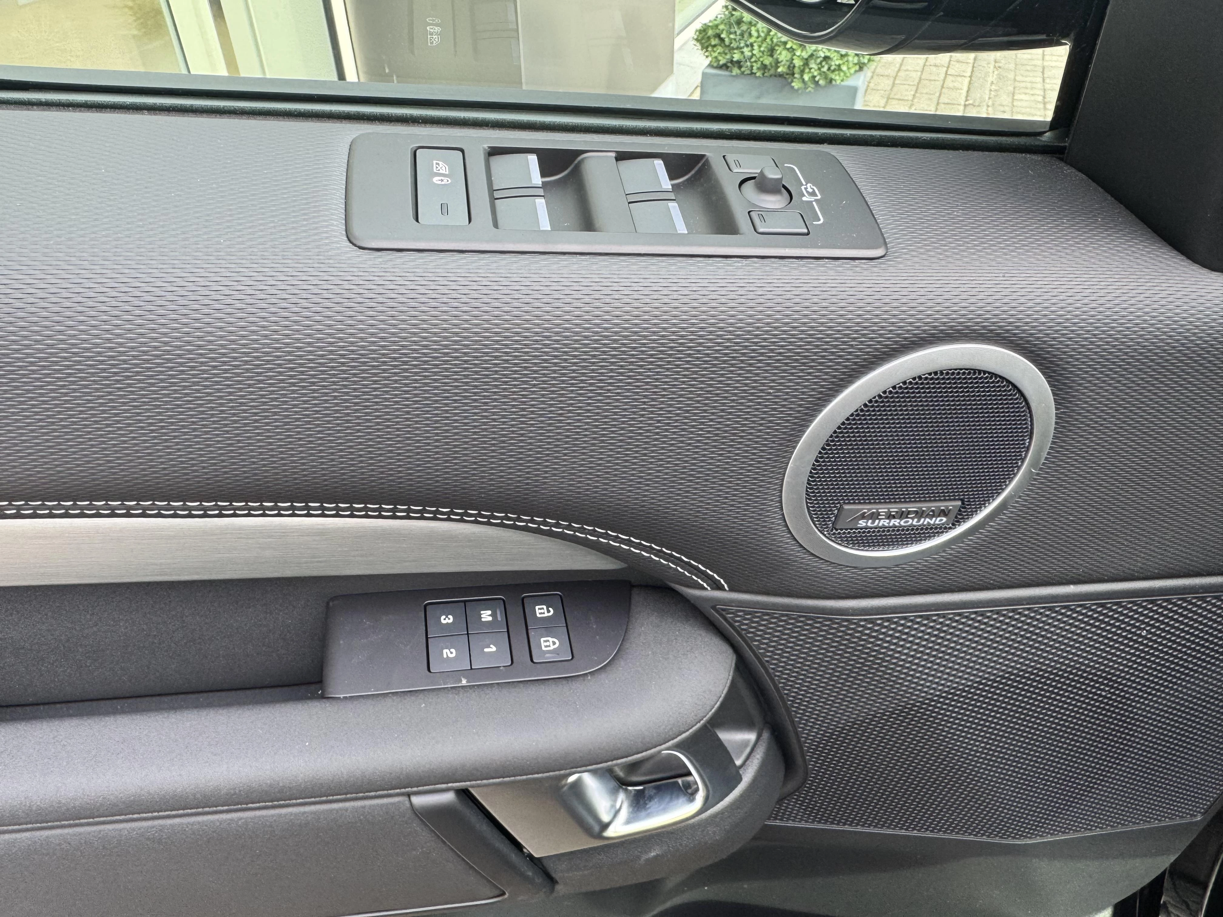 Land Rover-Discovery-image-20