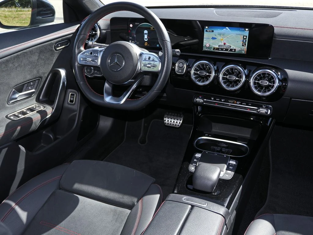 Mercedes-Benz-CLA 220 d-image-9
