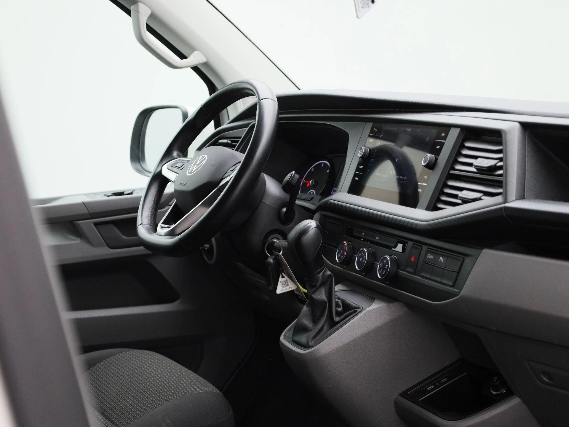 Volkswagen-Transporter-image-6