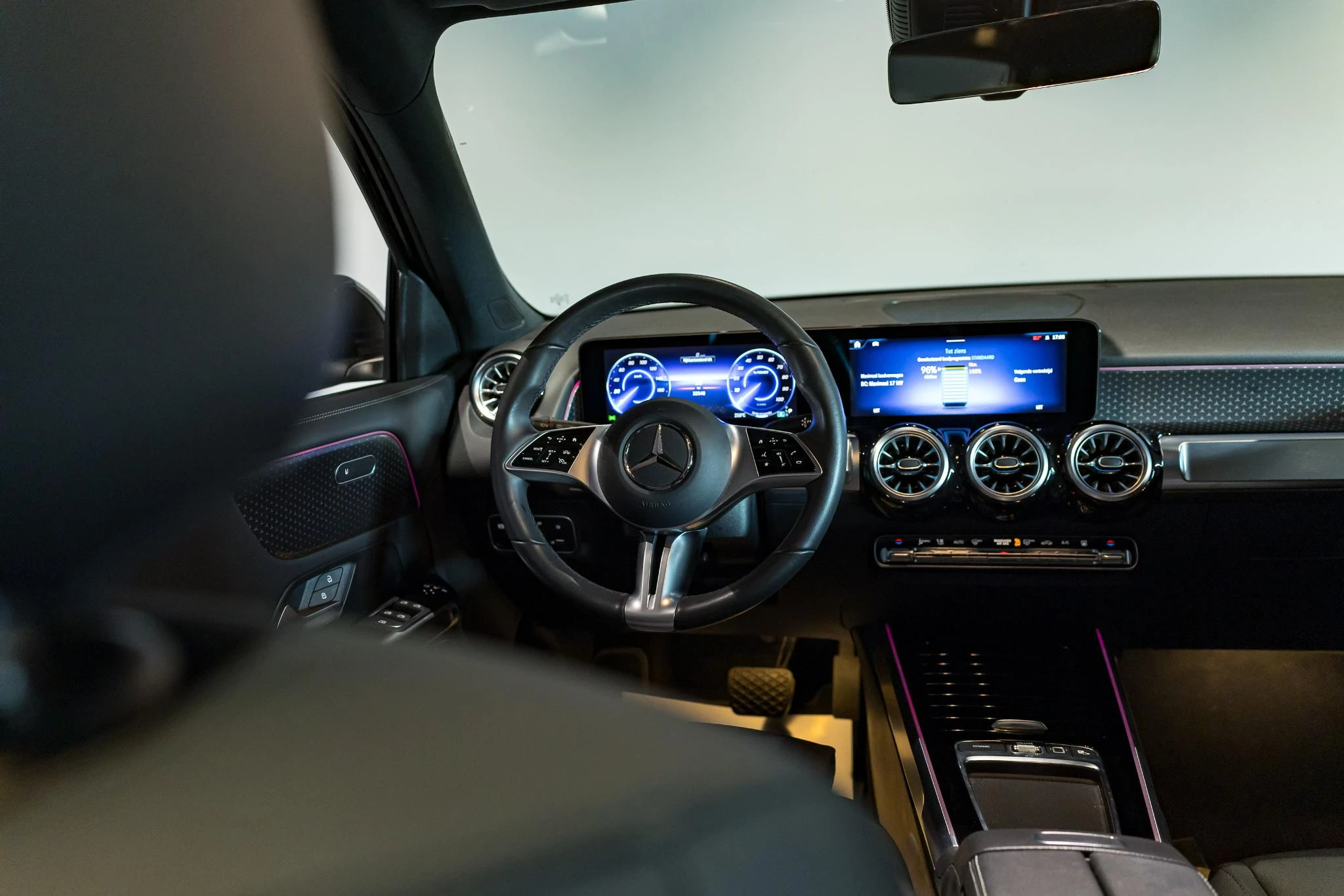 Mercedes-Benz-EQB-image-18