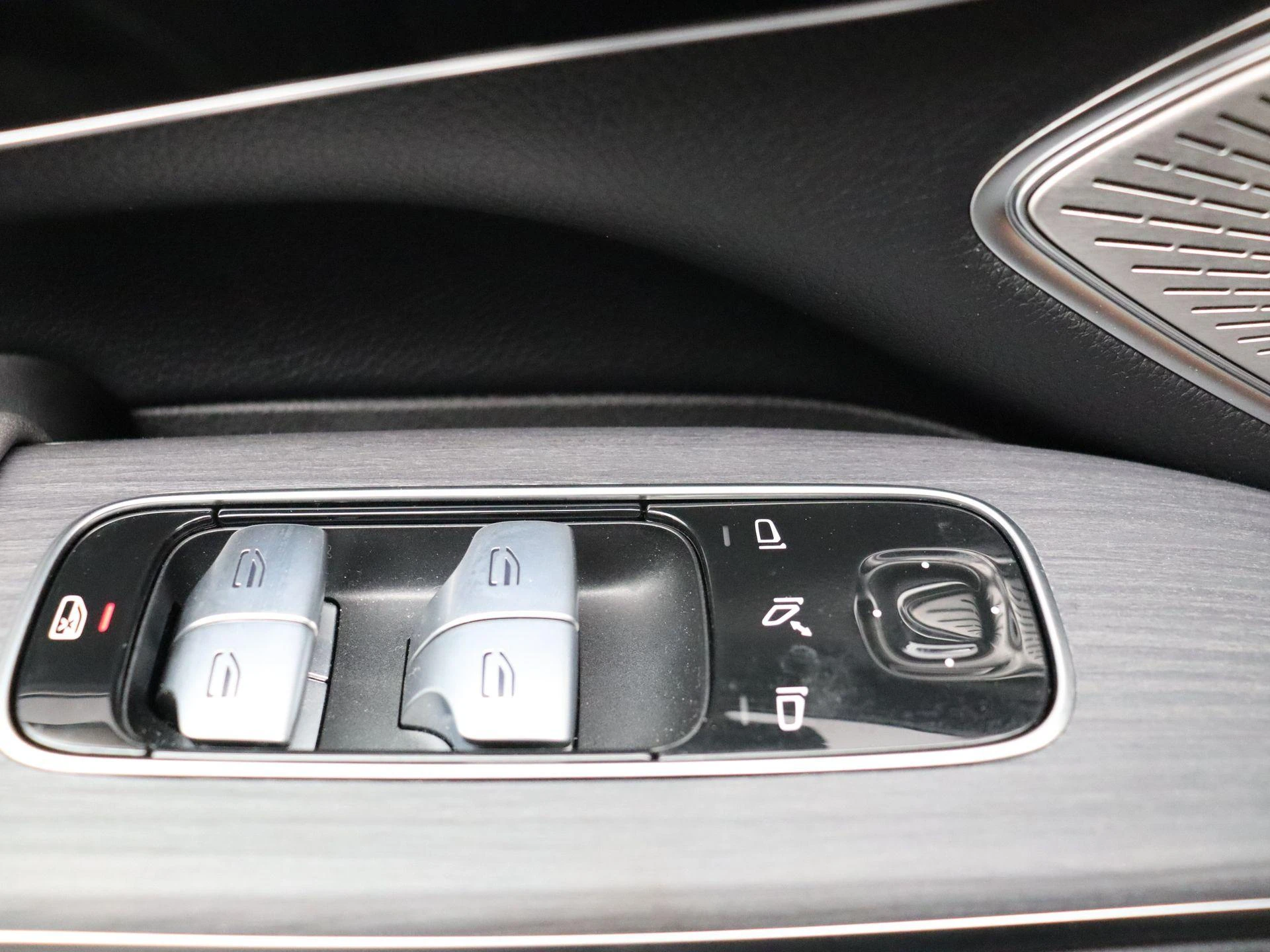 Mercedes-Benz-EQS-image-10