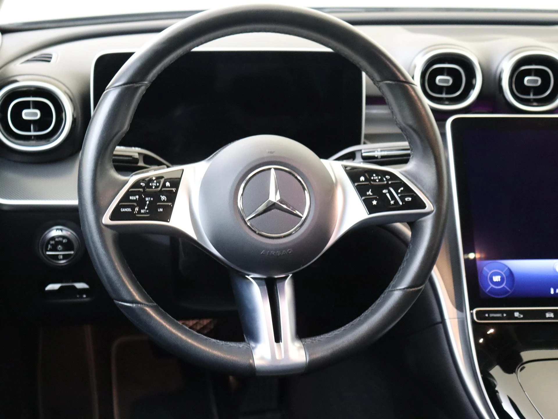 Mercedes-Benz-C-Klasse-image-9