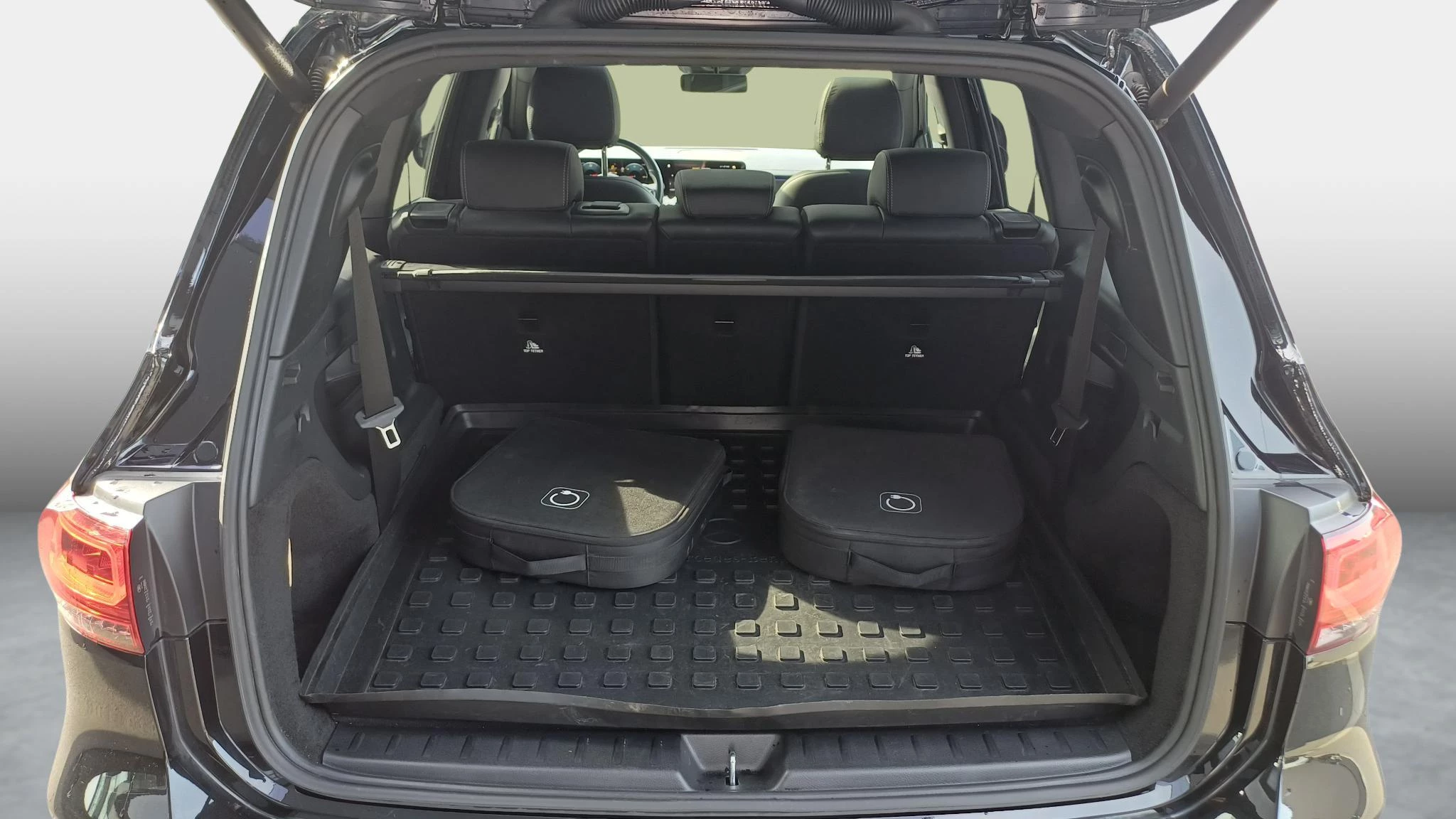 Mercedes-Benz EQB 250 AMG Line + 7-ZITPLAATSEN + LEDER + PANO DAK + CARPLAY +