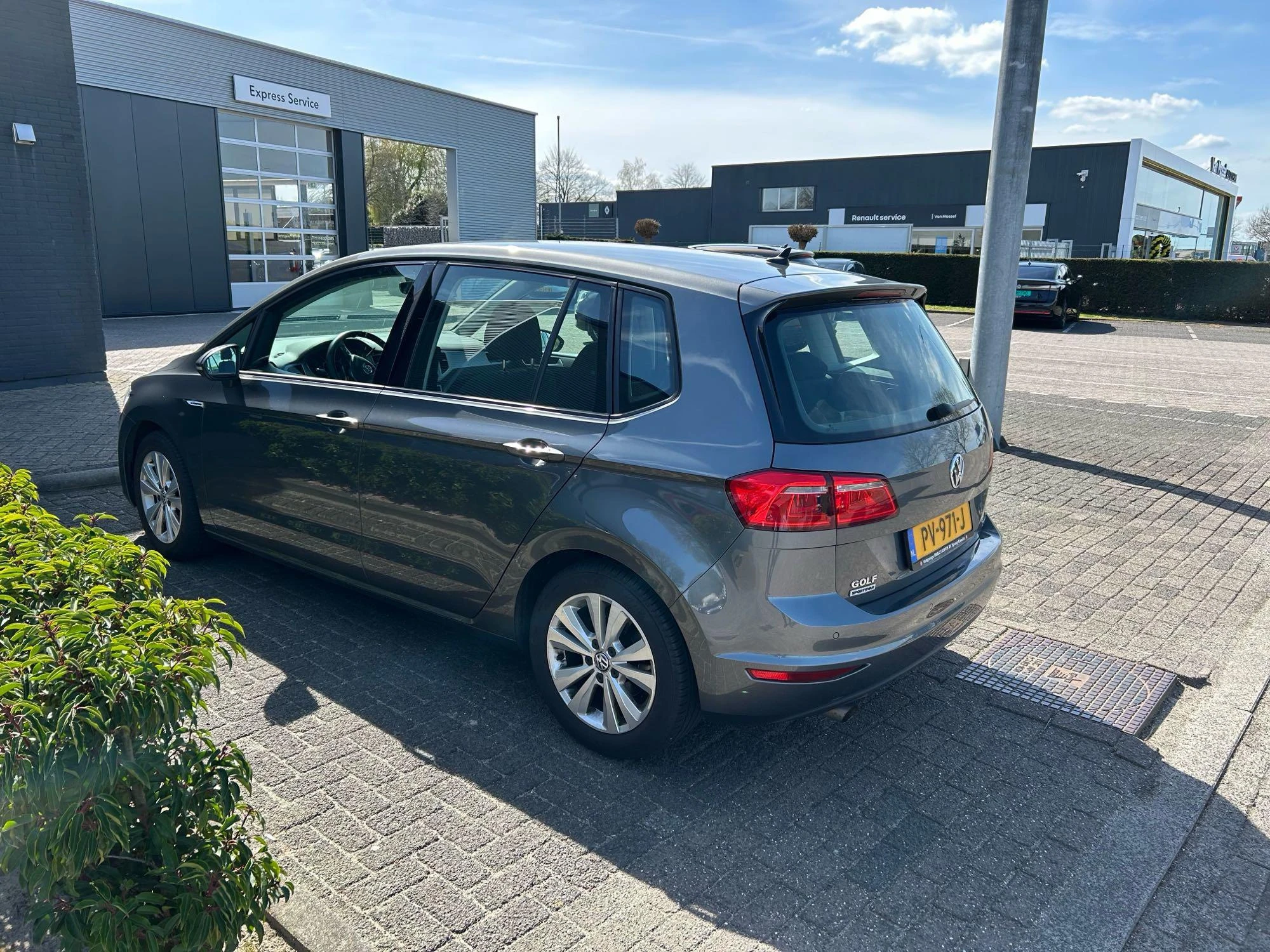 Volkswagen-Golf Sportsvan-image-3