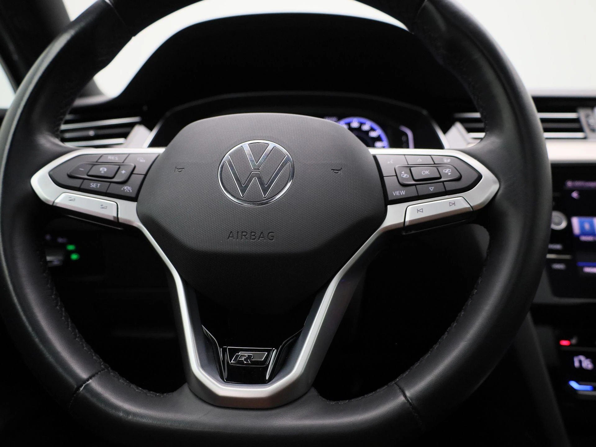 Volkswagen-Passat-image-6