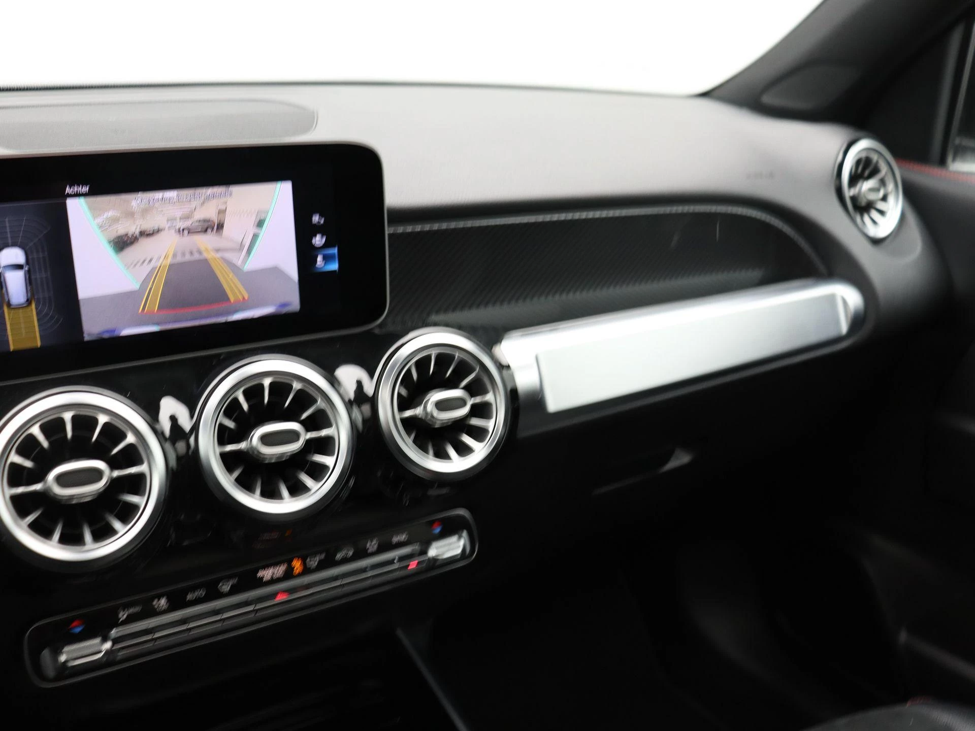 Mercedes-Benz-GLB-image-12