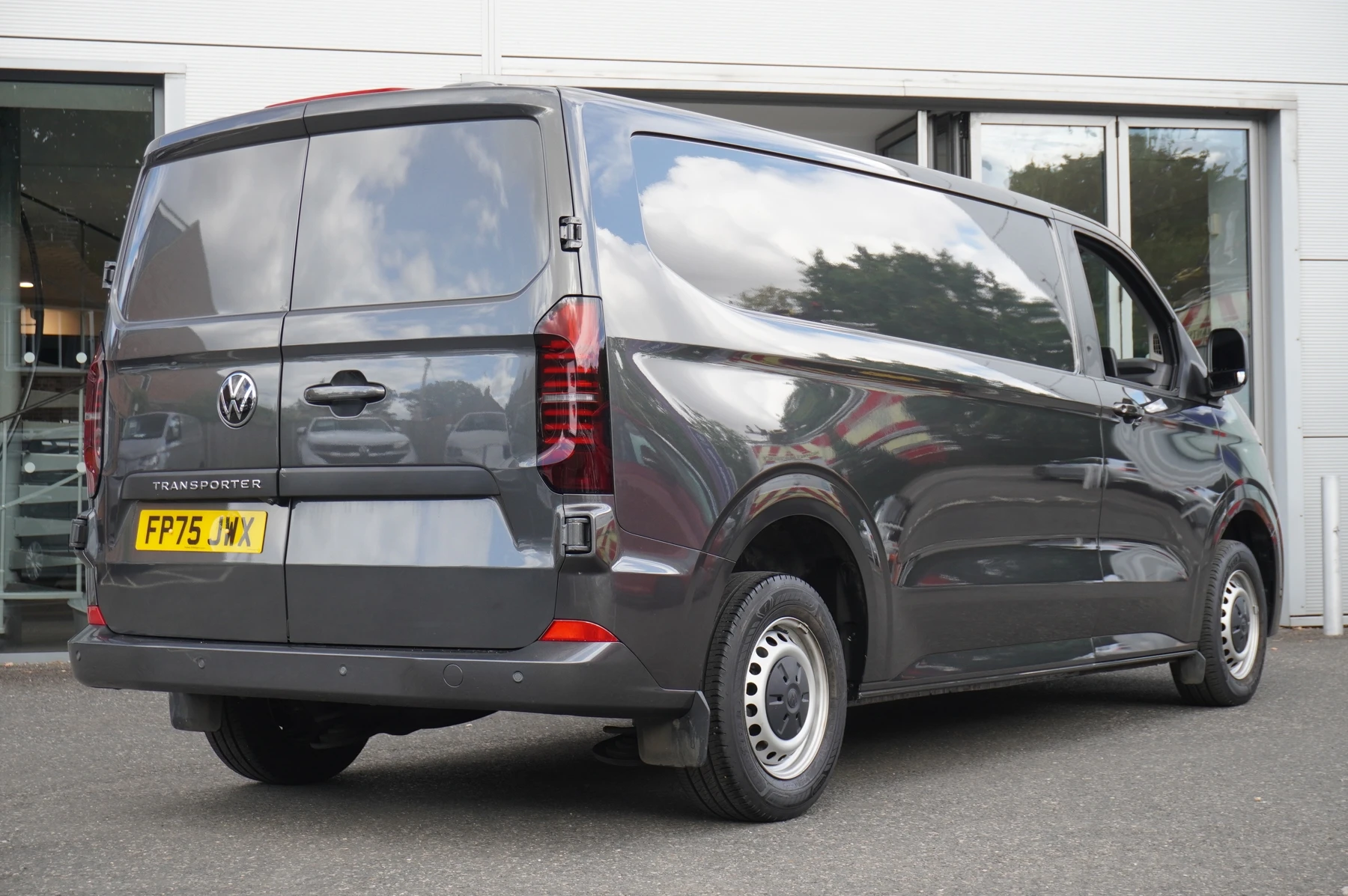 Volkswagen-Transporter-image-23