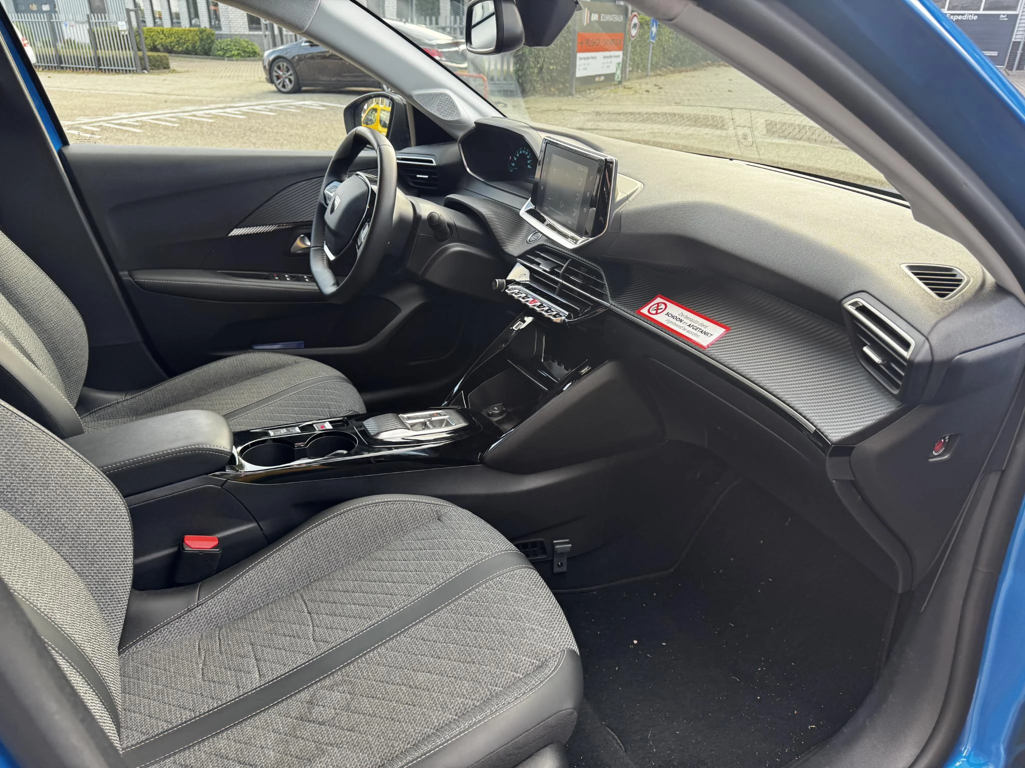 Peugeot-e-208-image-19