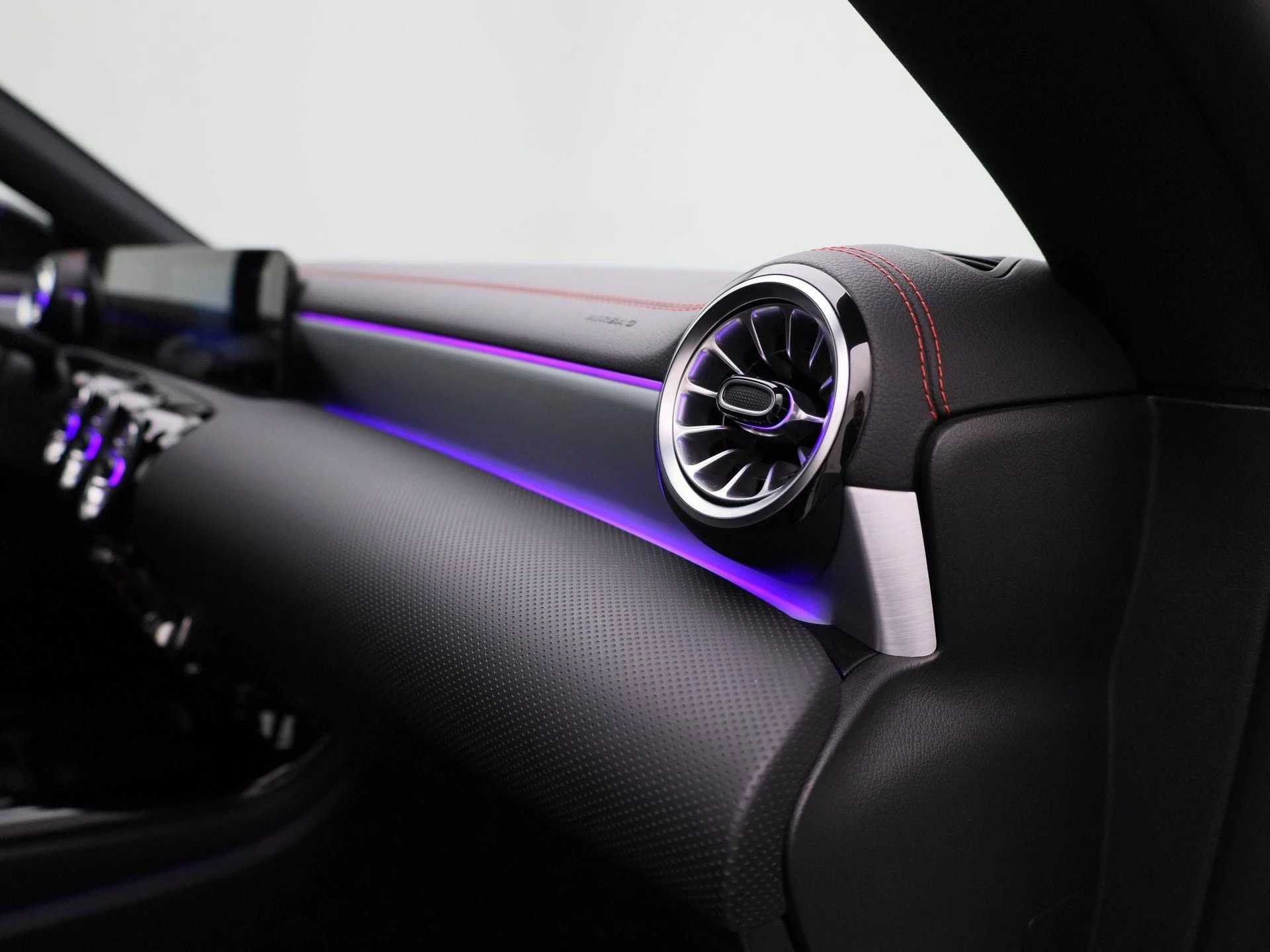 Mercedes-Benz-CLA-image-33