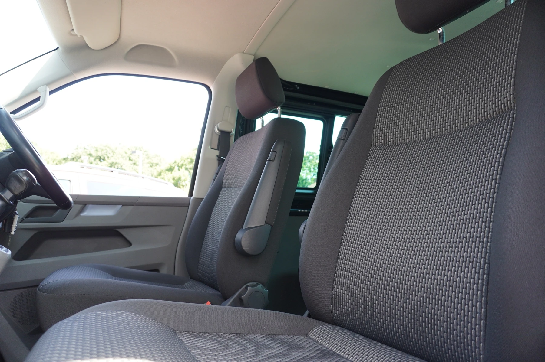Volkswagen-Transporter-image-9