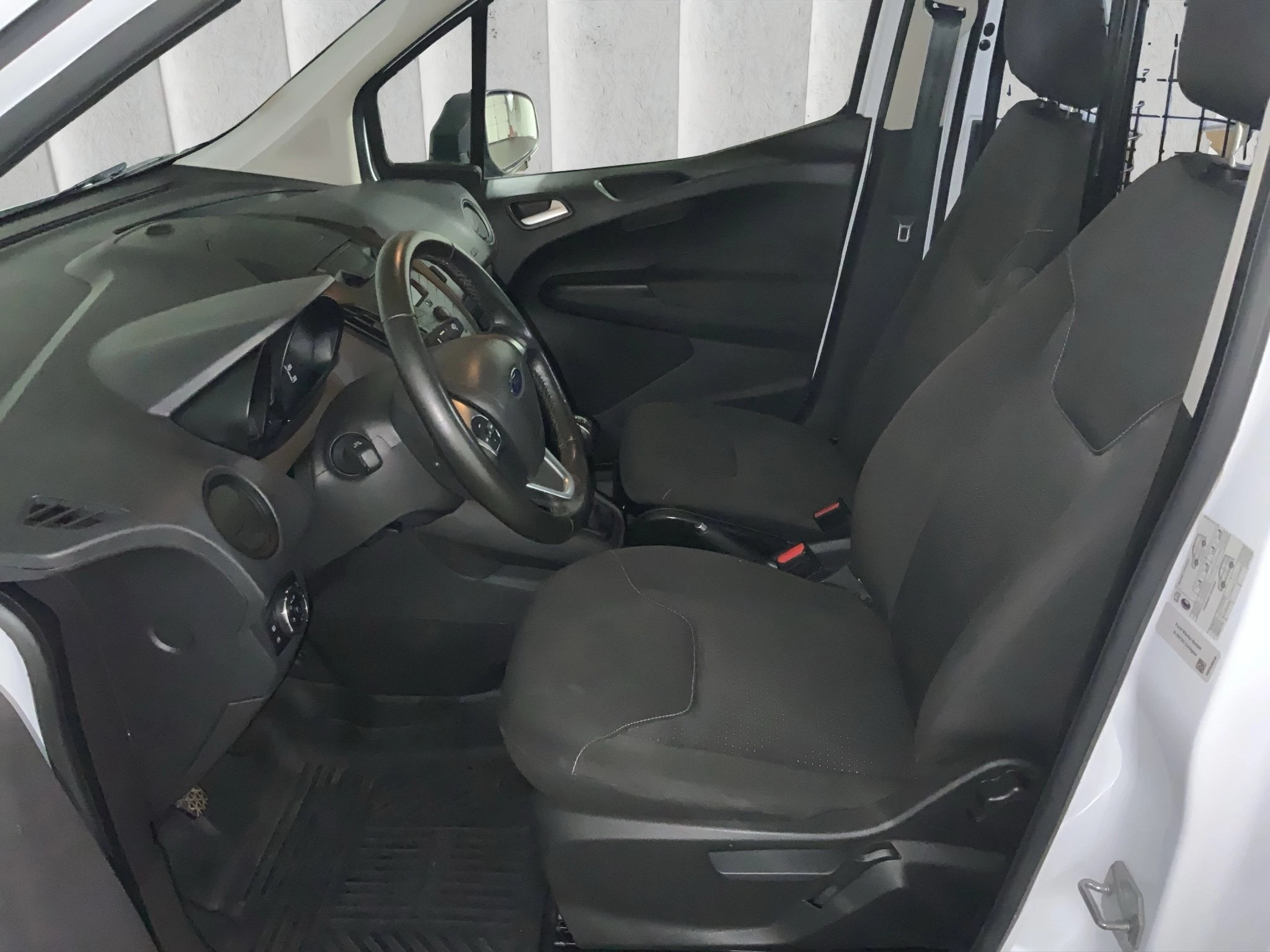 Ford-Transit Courier-image-1