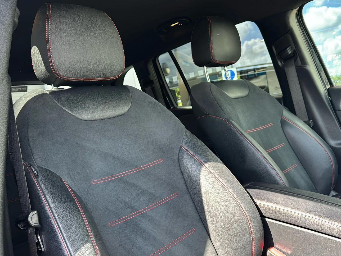 Mercedes-Benz-GLB-image-16