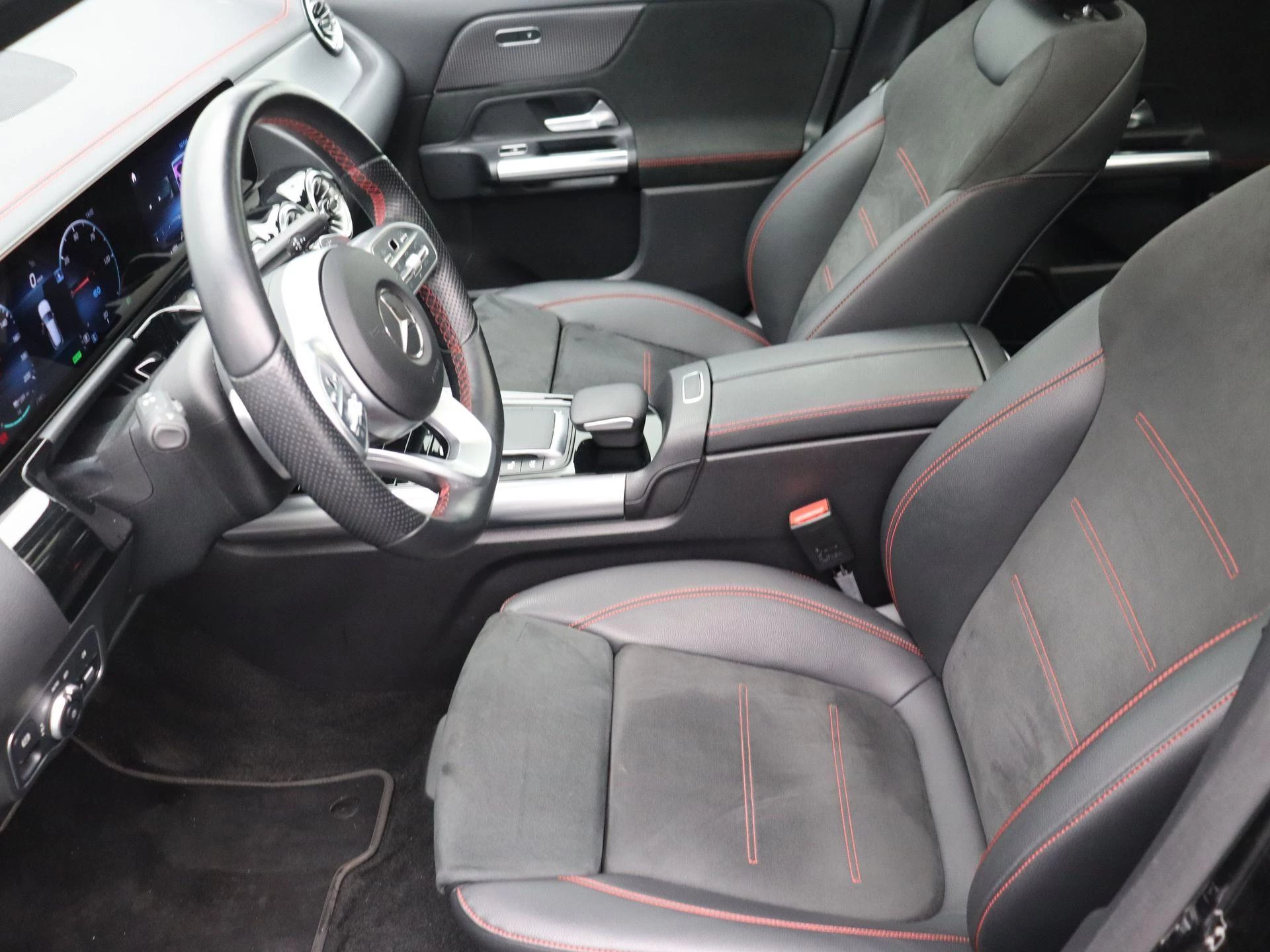 Mercedes-Benz EQA 250 AMG Line + PANORAMISCH DAK + NIGHTPAKKET +