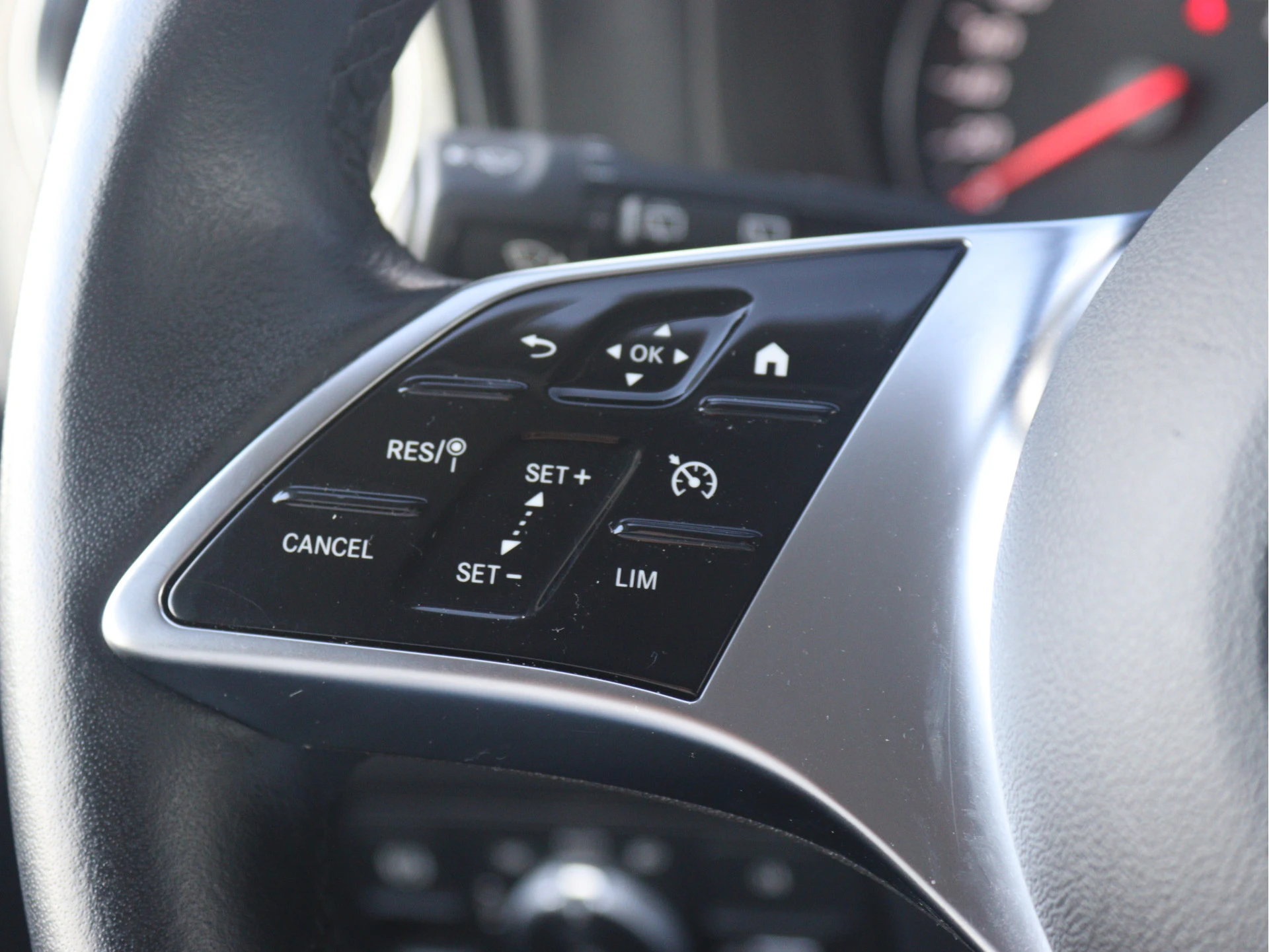Mercedes-Benz-Vito-image-6