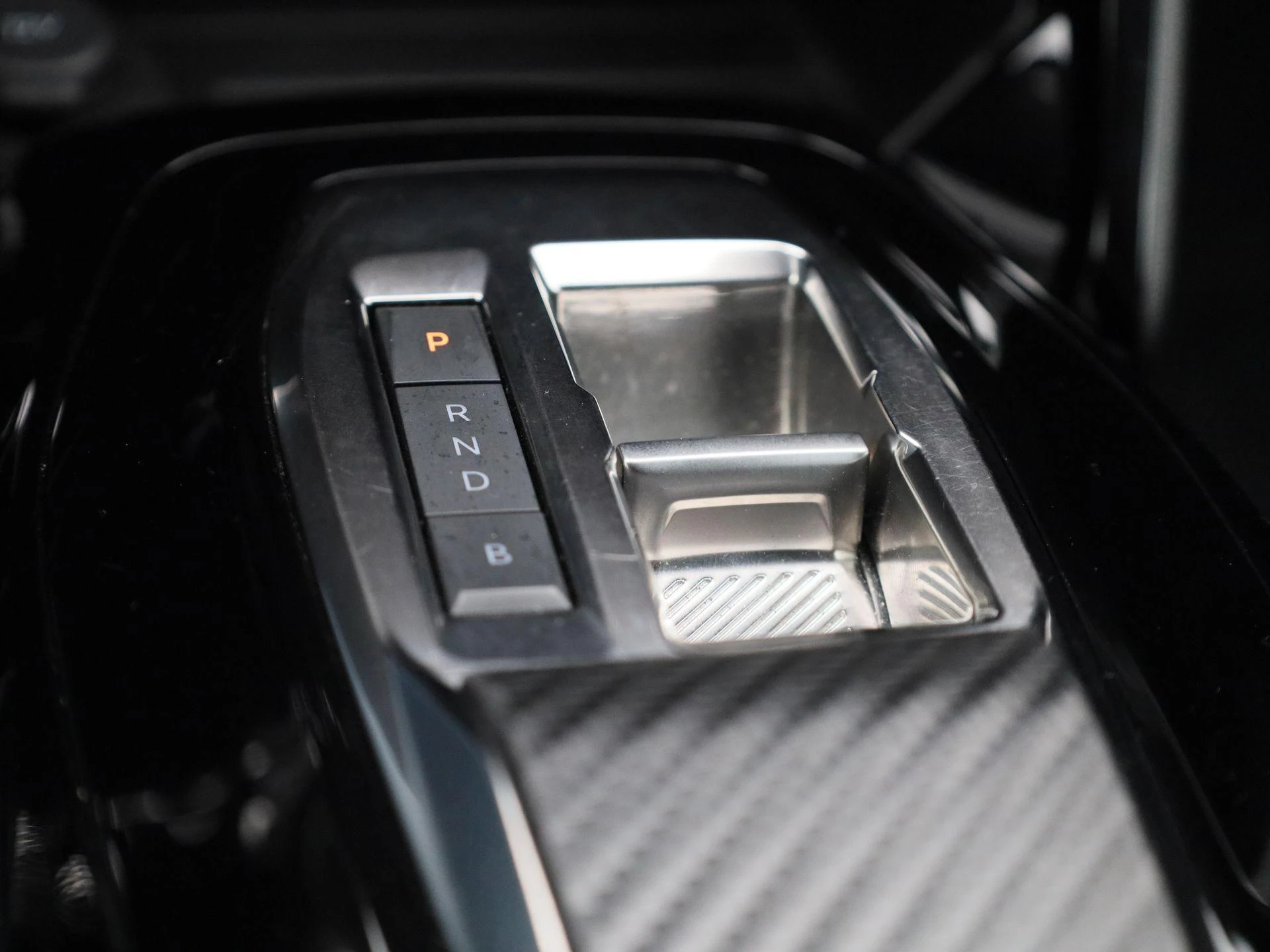 Peugeot-e-2008-image-23
