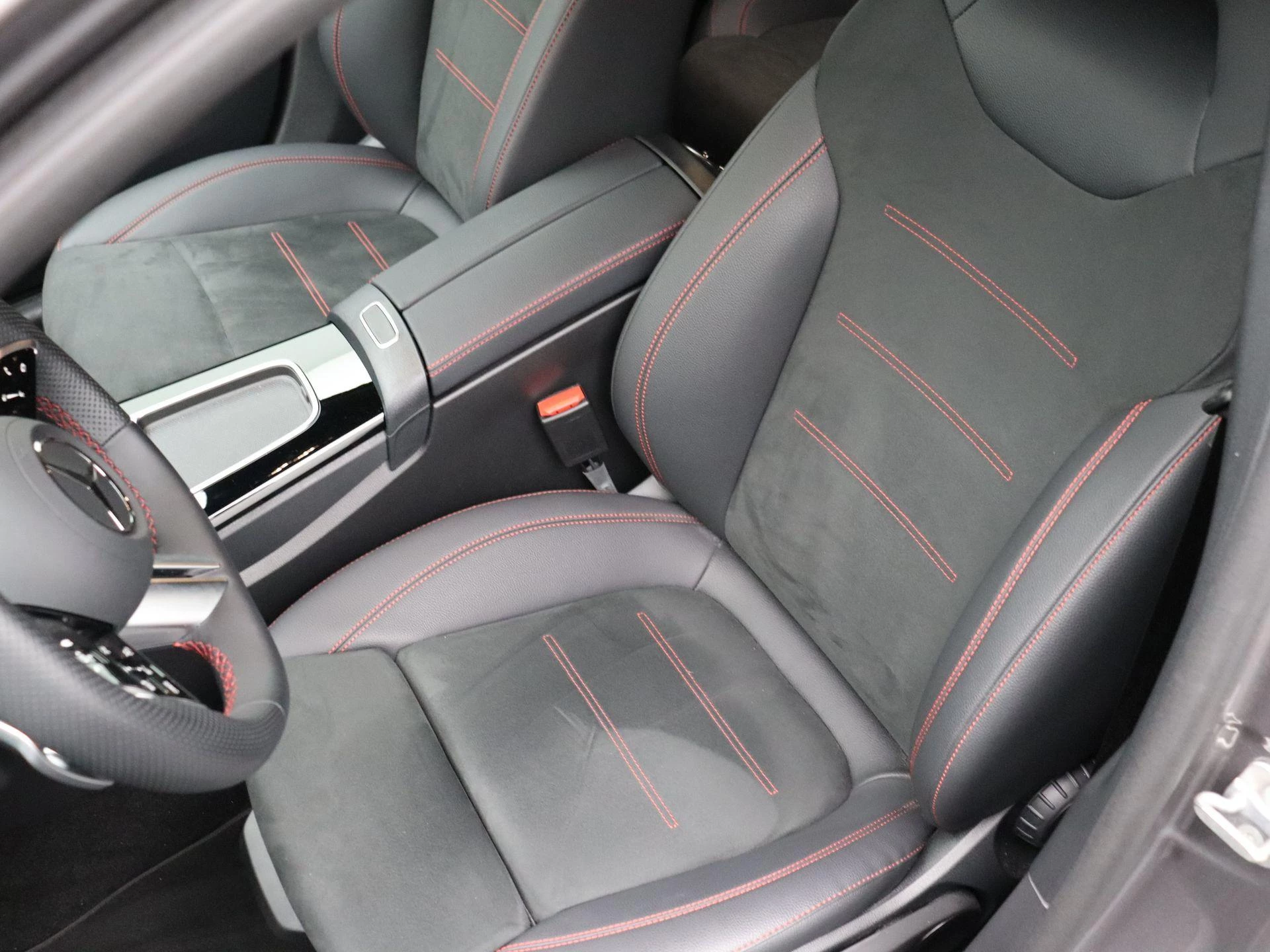 Mercedes-Benz A-Klasse 200 AMG Line + ADVANCED SOUND SYSTEM + NIGHTPAKKET + CAMERA +