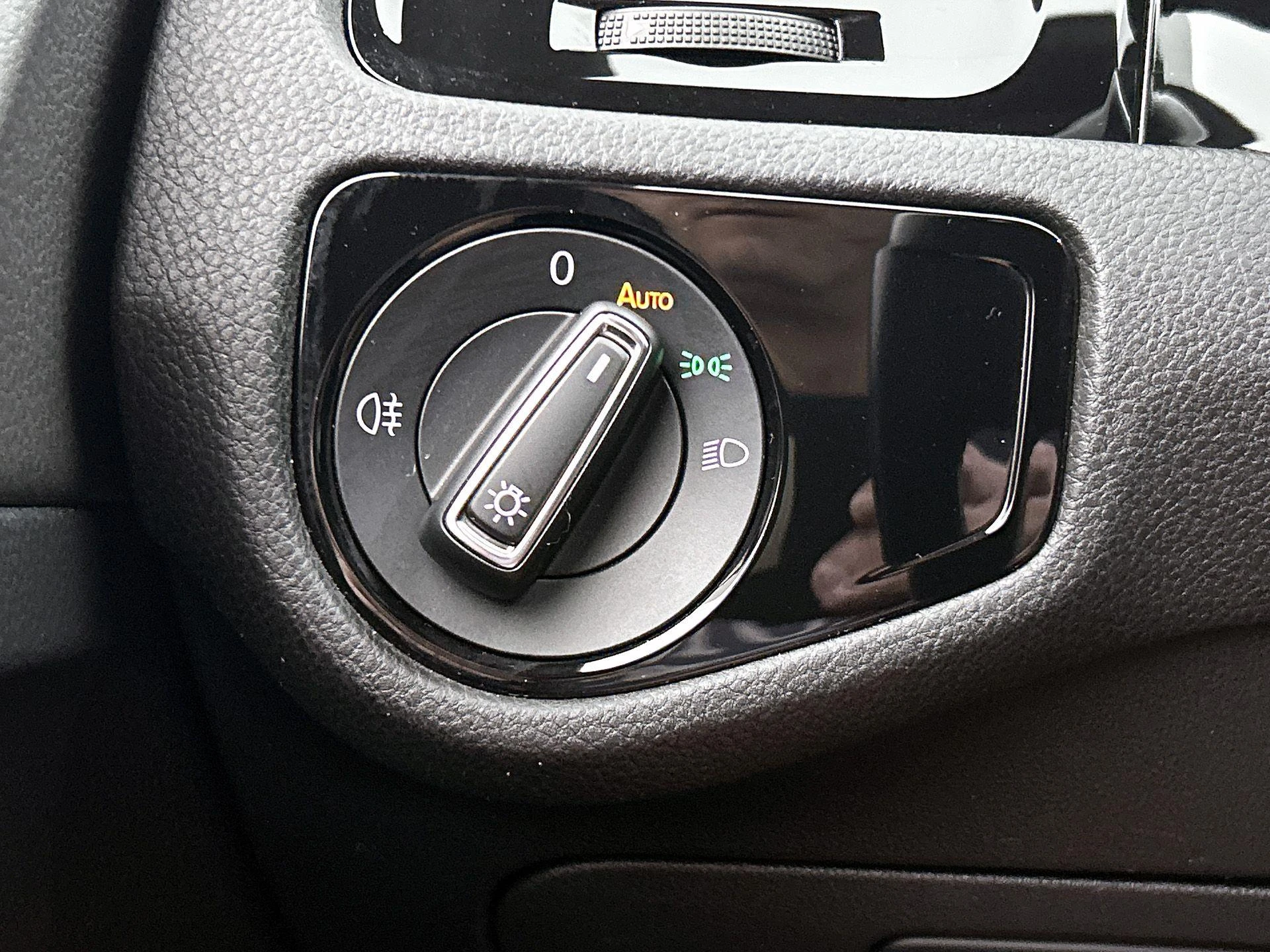 Volkswagen-Golf-image-27
