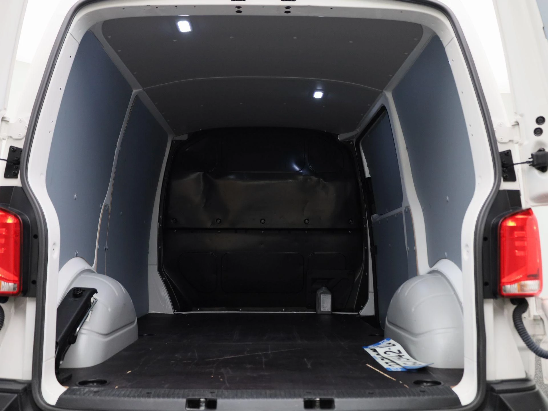 Volkswagen-Transporter-image-17