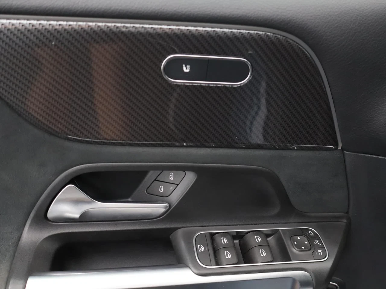 Mercedes-Benz-GLB-image-13
