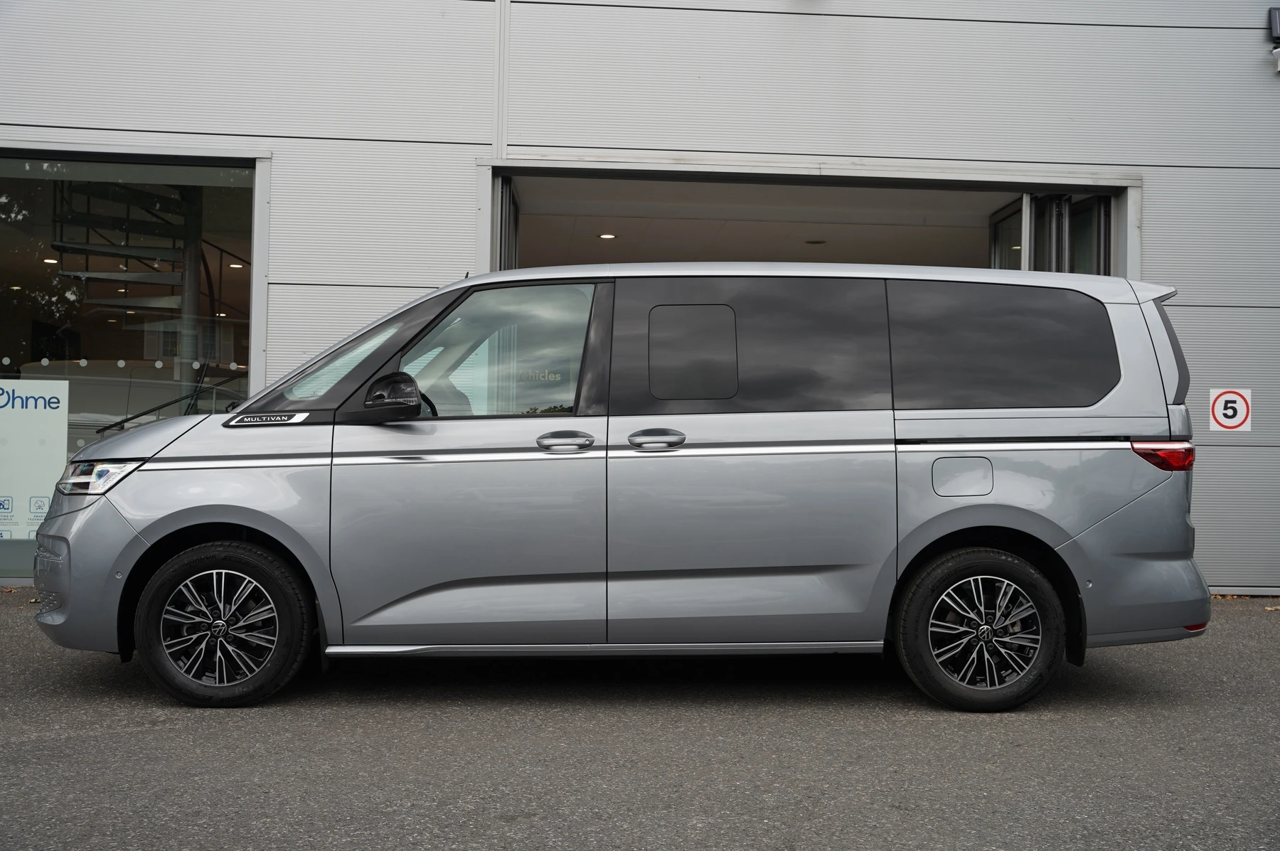 Volkswagen-Multivan-image-14