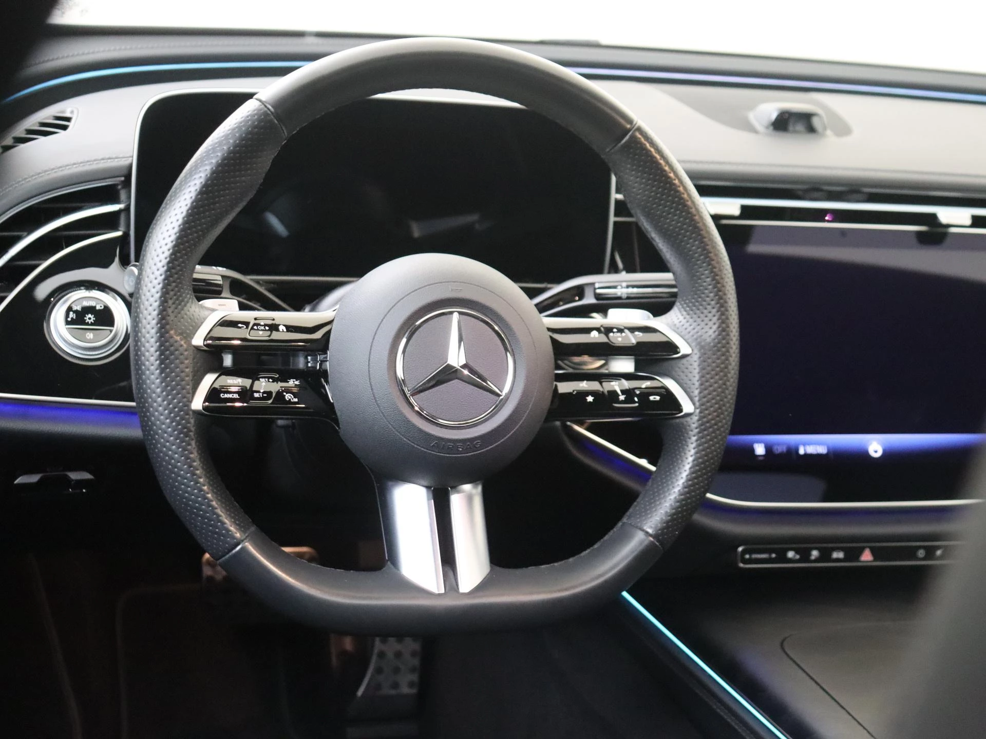 Mercedes-Benz-E-Klasse-image-11