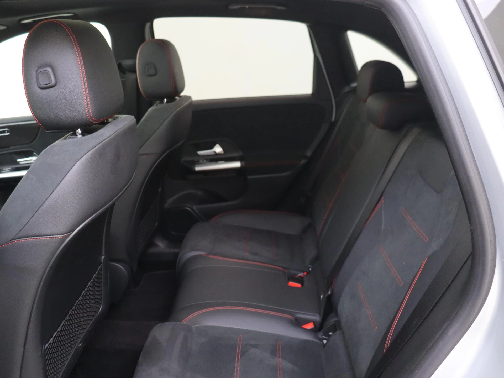 Mercedes-Benz-B-Klasse-image-11