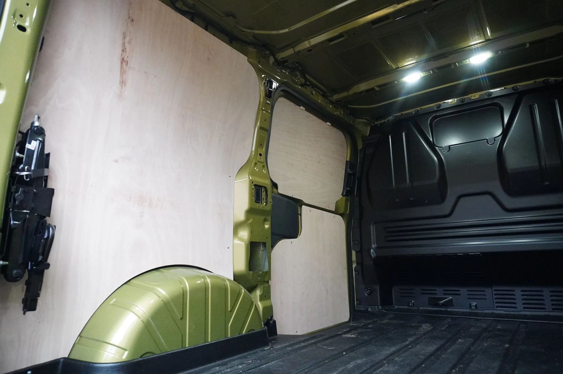 Volkswagen-Transporter-image-25