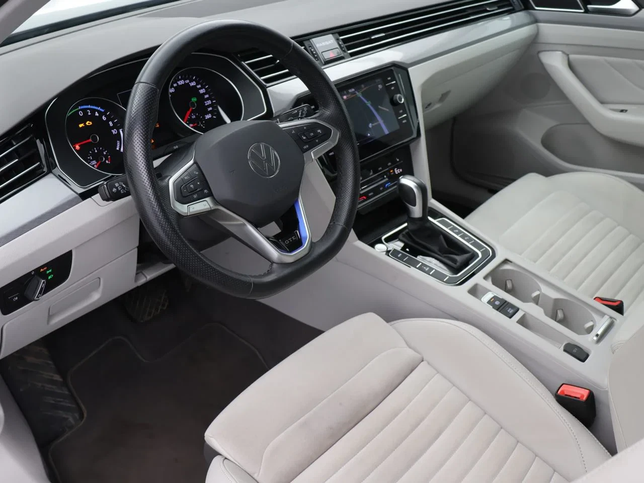 Volkswagen Passat Variant GTE Passat GTE 1.4 eHybrid PHEV 218PK *AUTOMAAT*TREKHAAK*WIT LEDER*ALCANTARA*CAMERA*ACC*NAVI*APP-CONNECT*...*