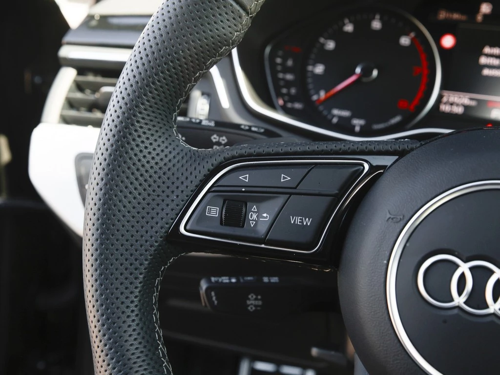 Audi A4 Avant 40 TFSI quattro S line Matrix Panorama