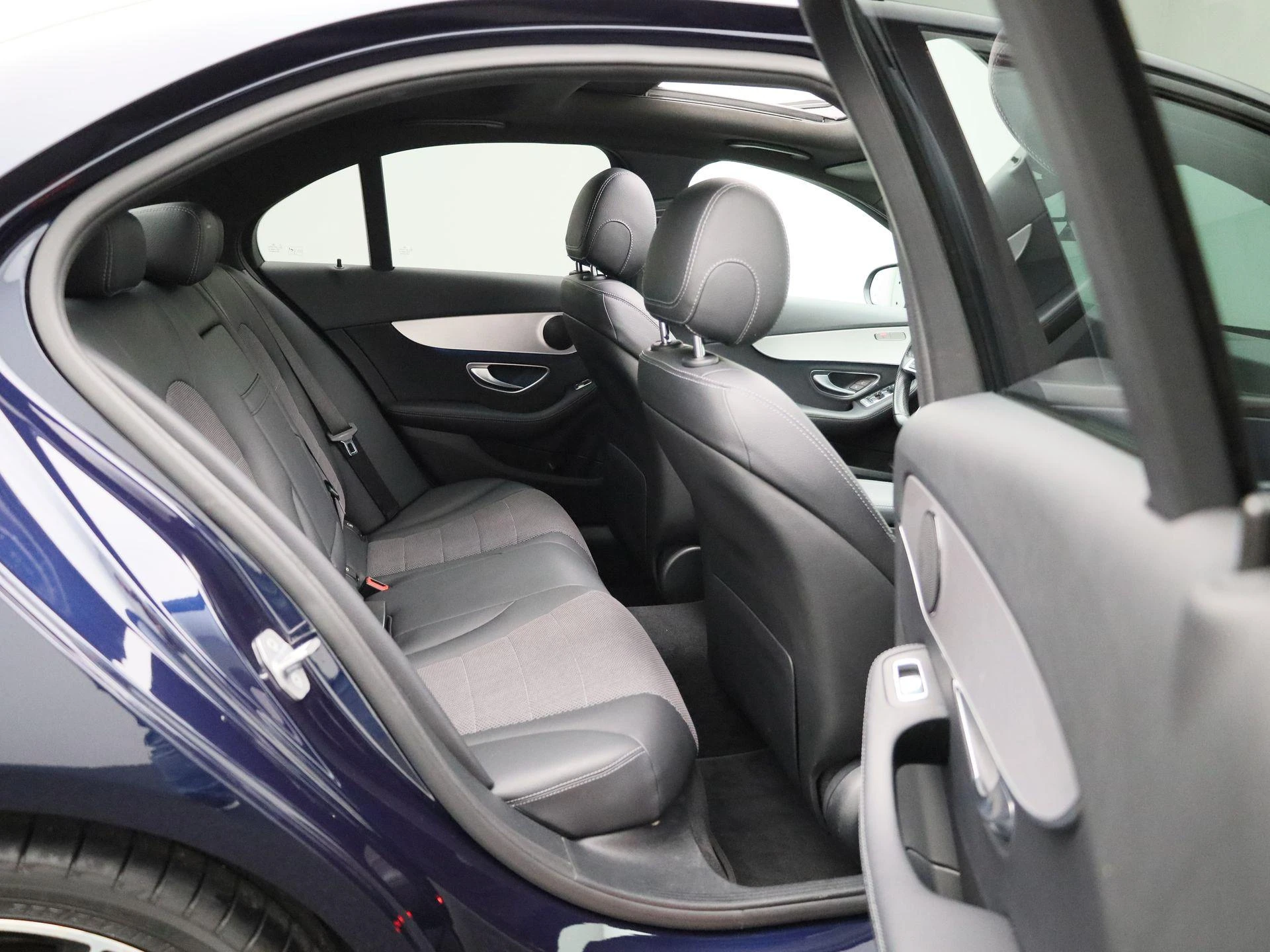 Mercedes-Benz-C-Klasse-image-48