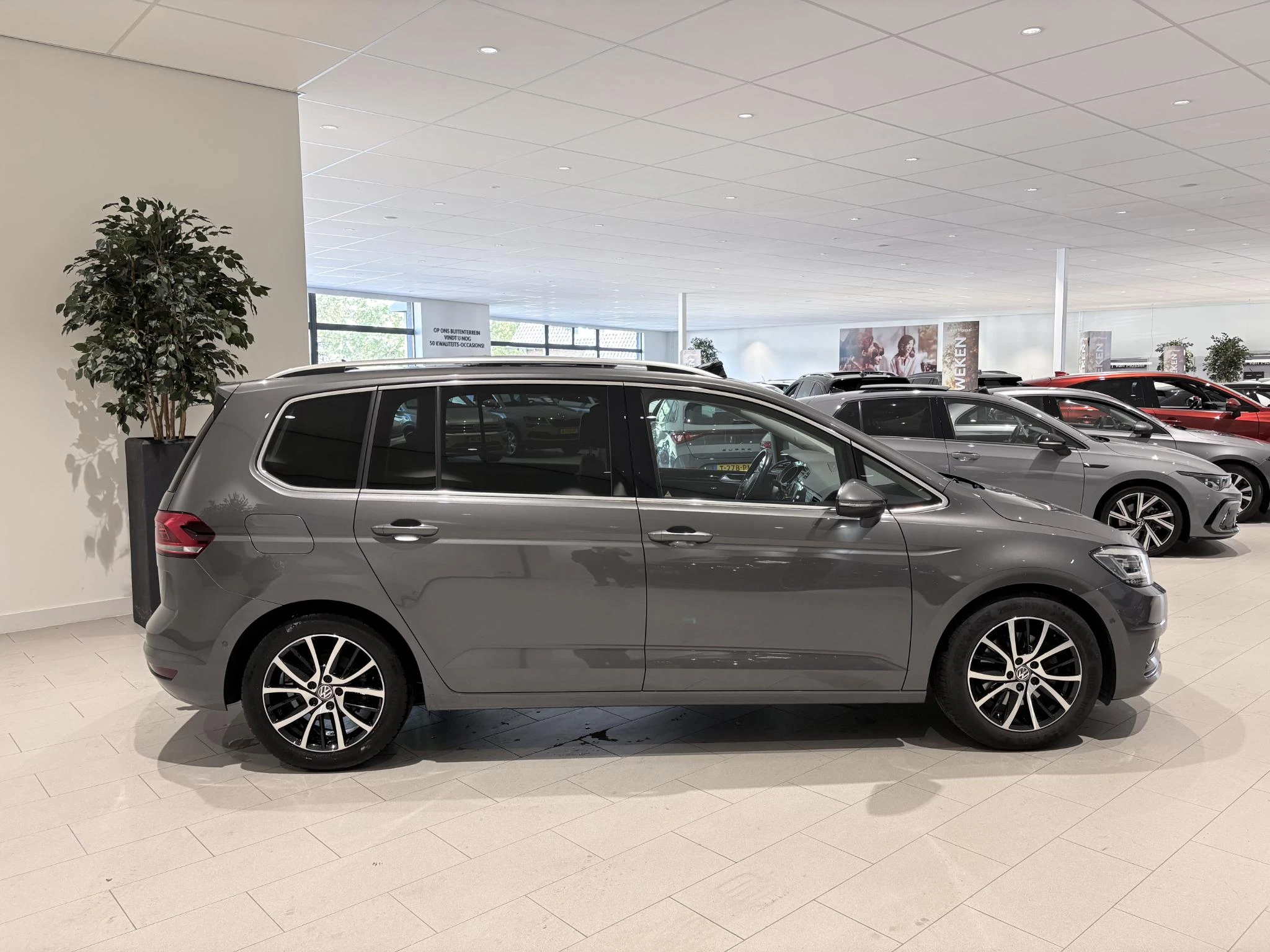 Volkswagen-Touran-image-7