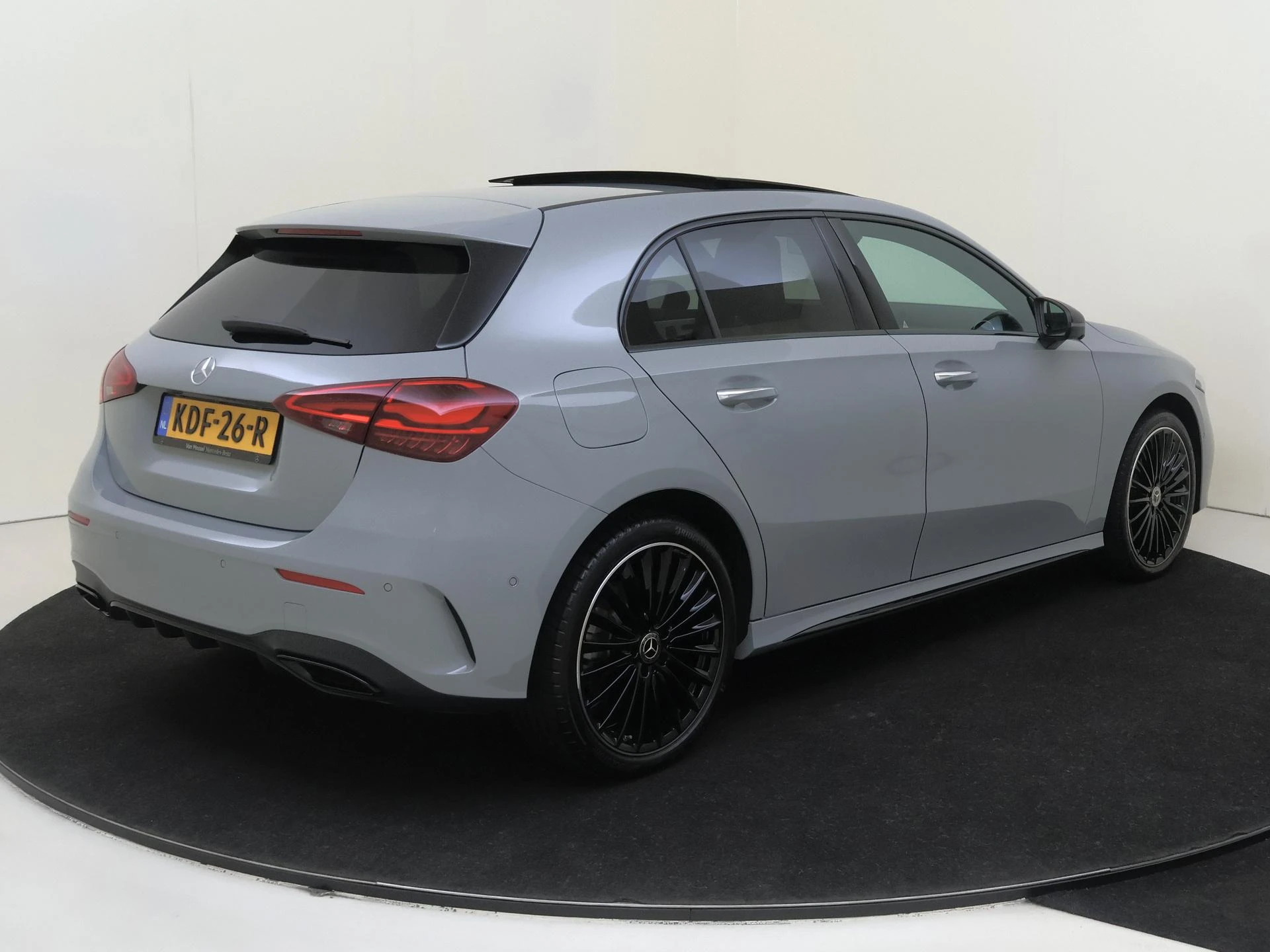 Mercedes-Benz-A-Klasse-image-1
