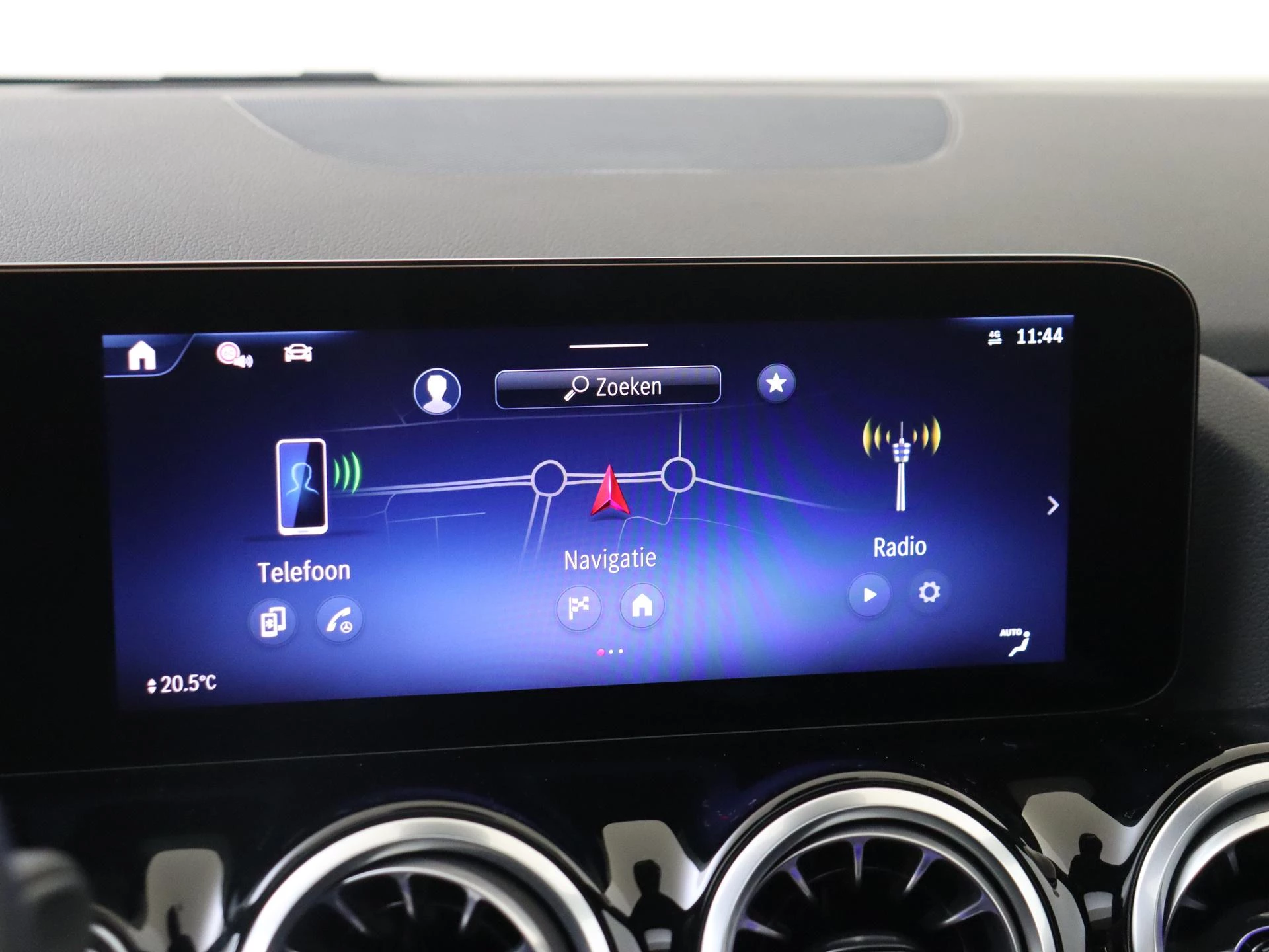 Mercedes-Benz-GLA-image-15