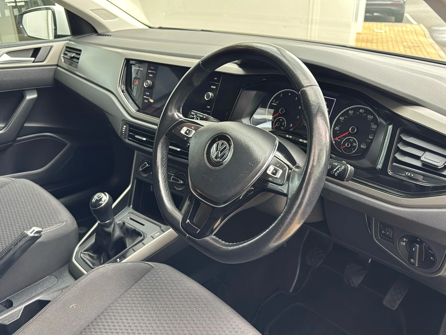Volkswagen-Polo-image-19
