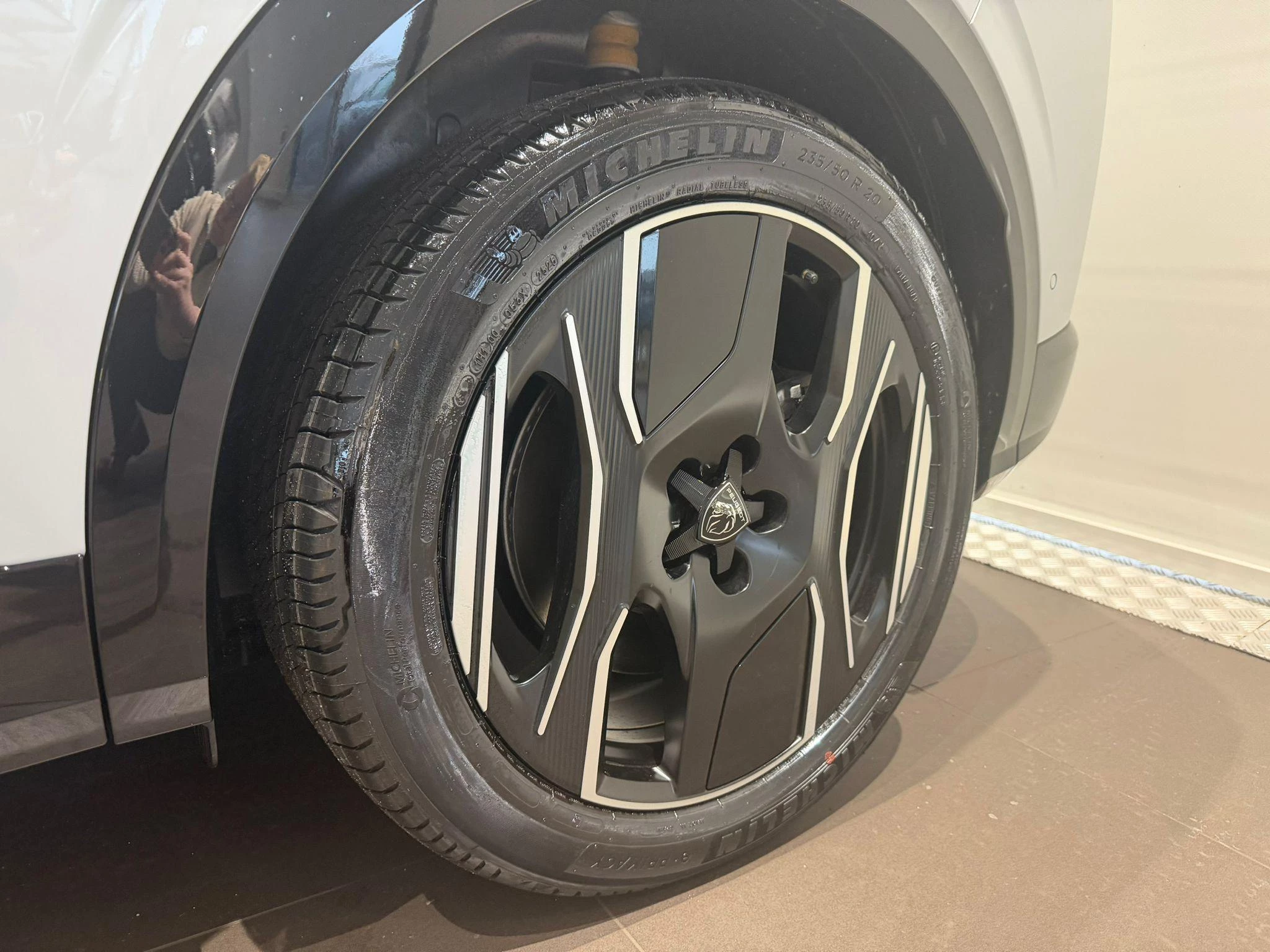 Peugeot-e-3008-image-4