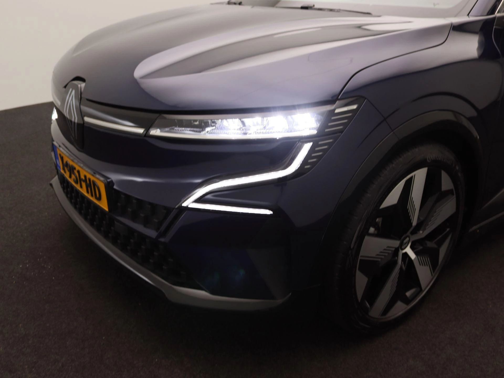 Renault-Megane E-Tech-image-13