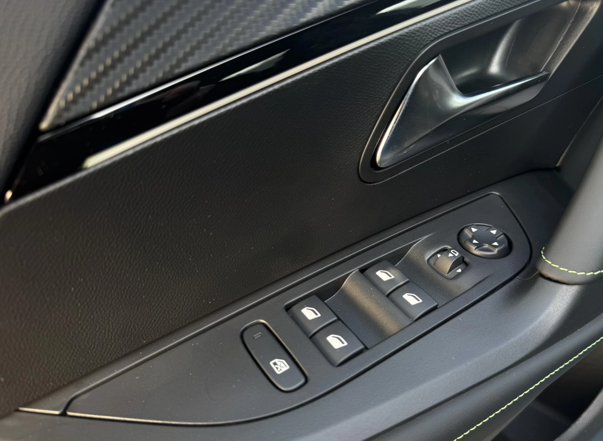 Peugeot-e-2008-image-11