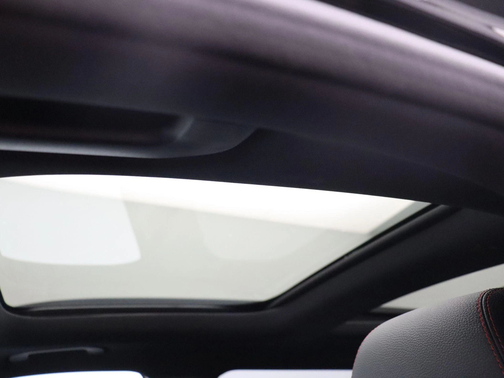 Mercedes-Benz-EQB-image-9