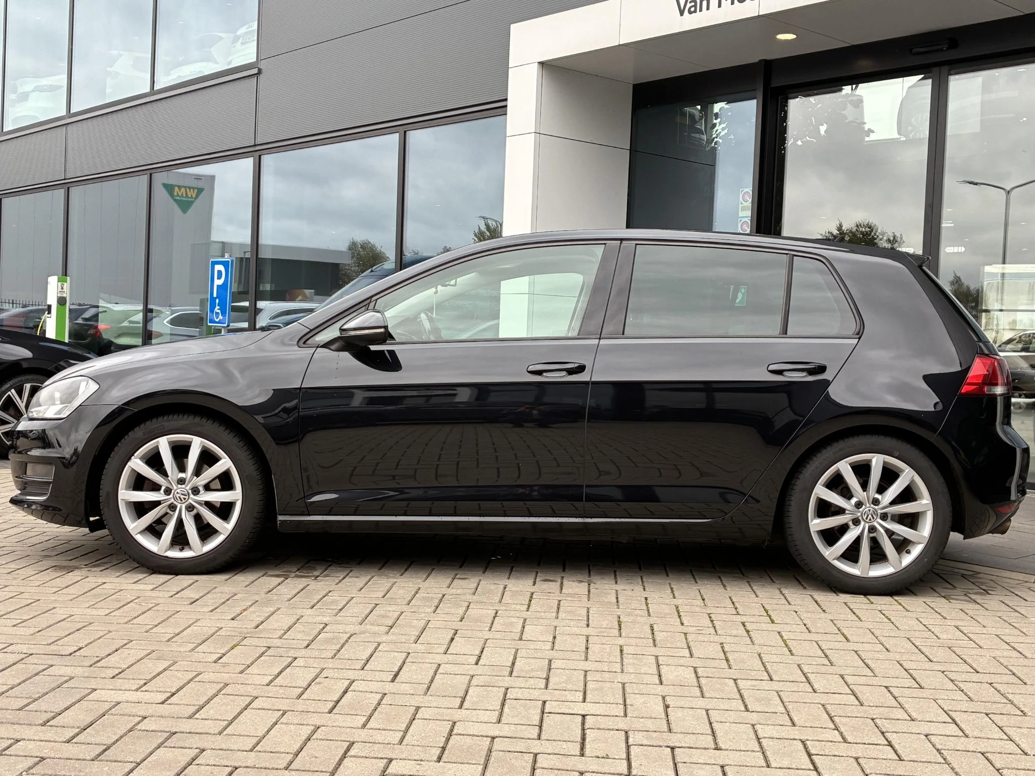 Volkswagen-Golf-image-1