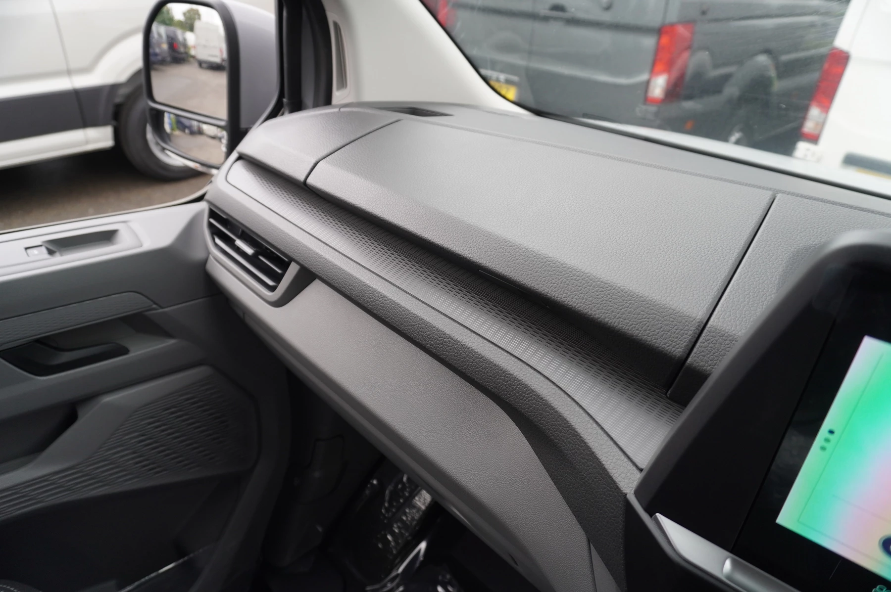 Volkswagen-Transporter-image-33