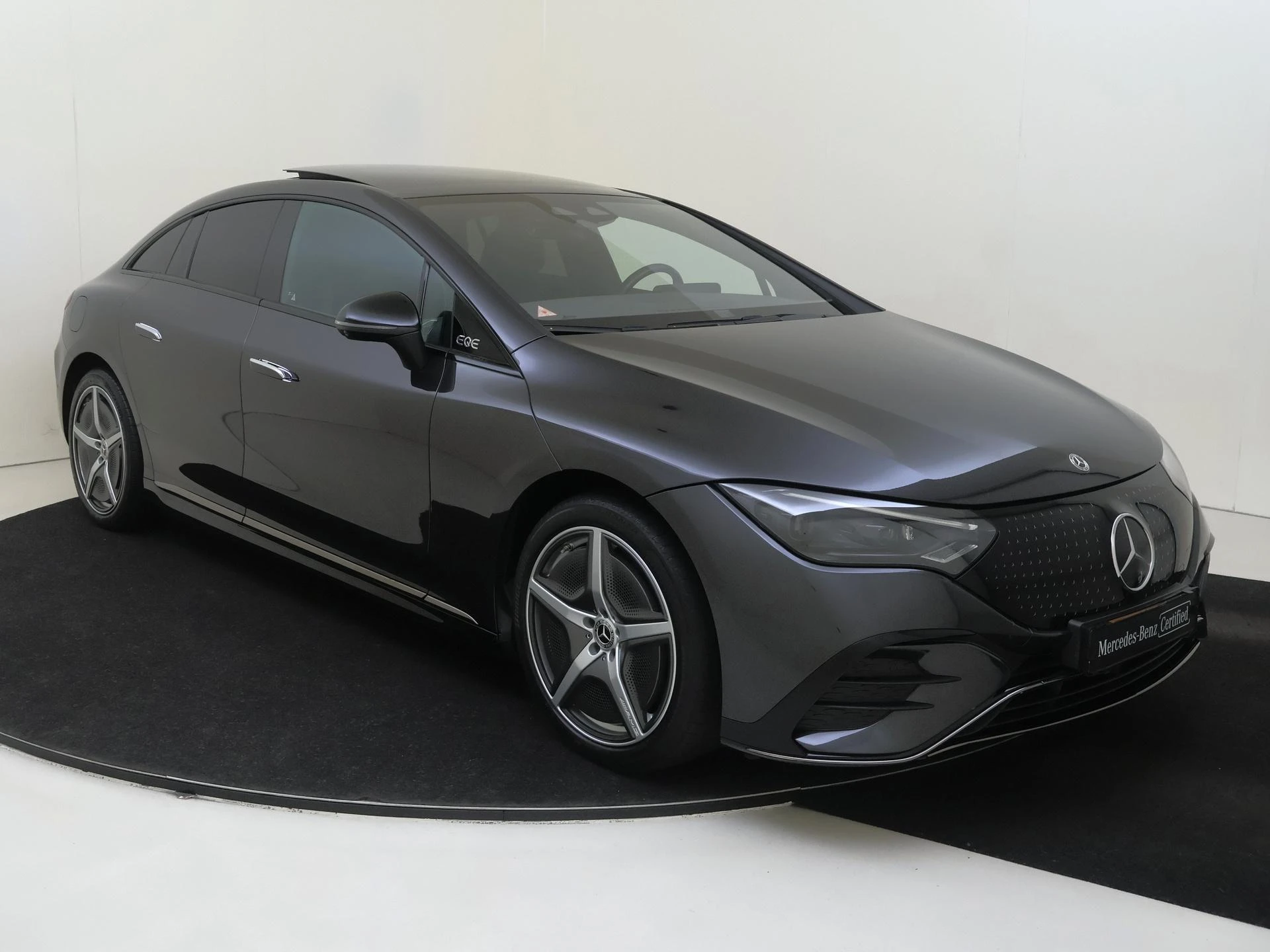 Mercedes-Benz-EQE-image-1